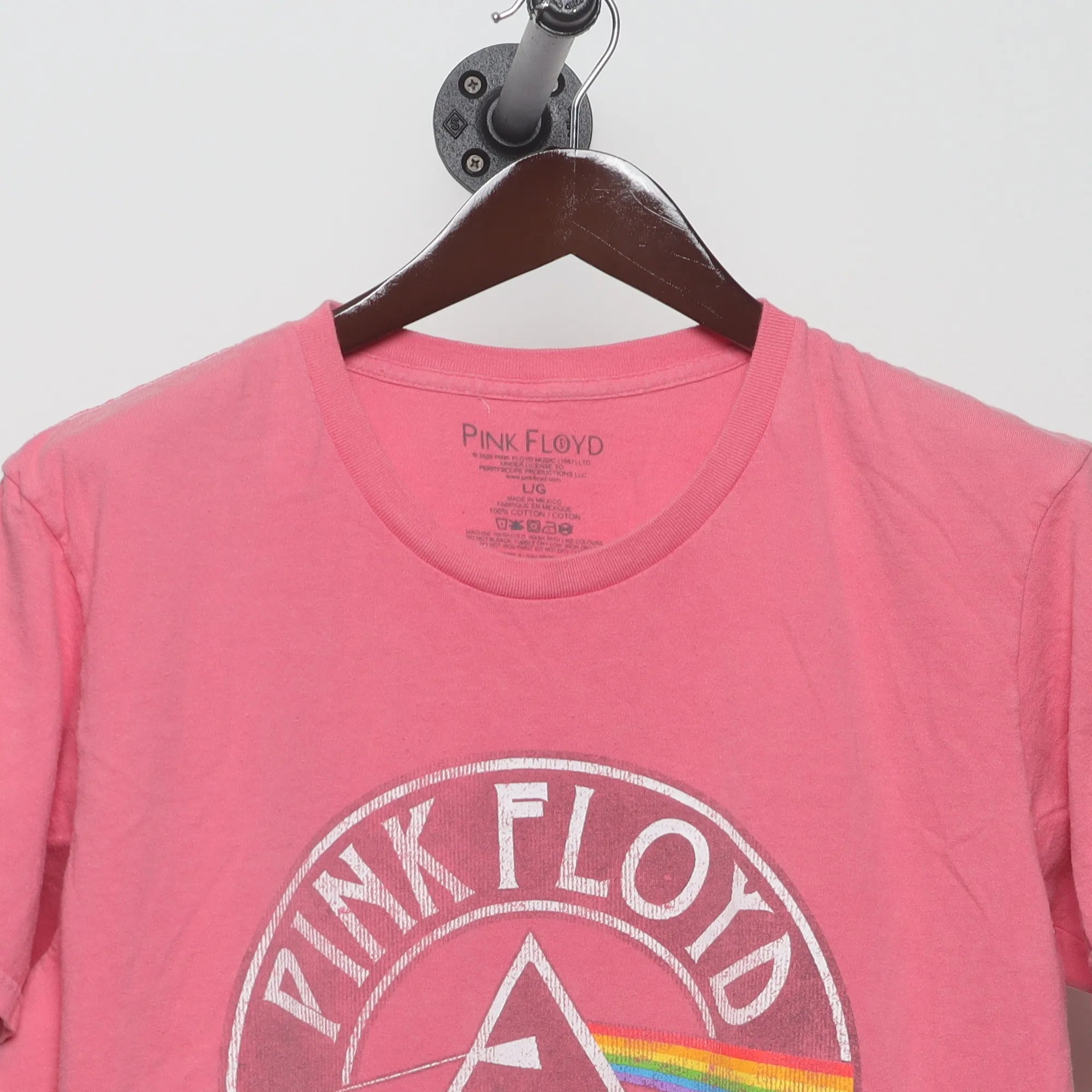 Close-up of the collar and tag on the Vintage 2010s Pink Floyd 1973 Tour T-Shirt L