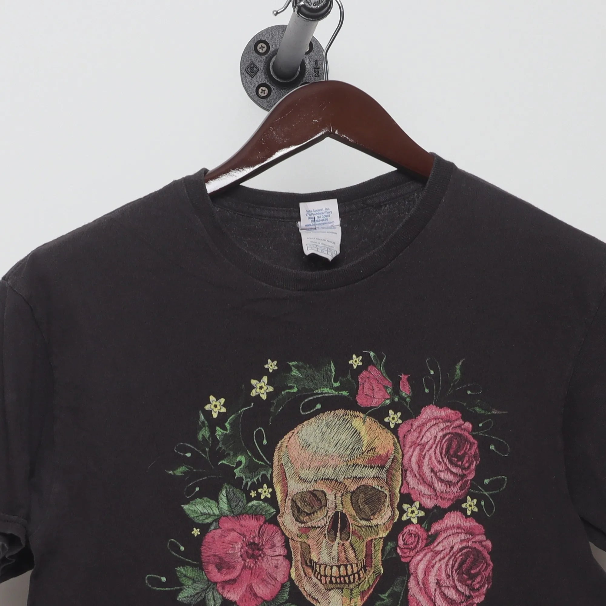 Close-up of the collar and tag on the Vintage 2010s Skull & Roses Graphic T-Shirt M