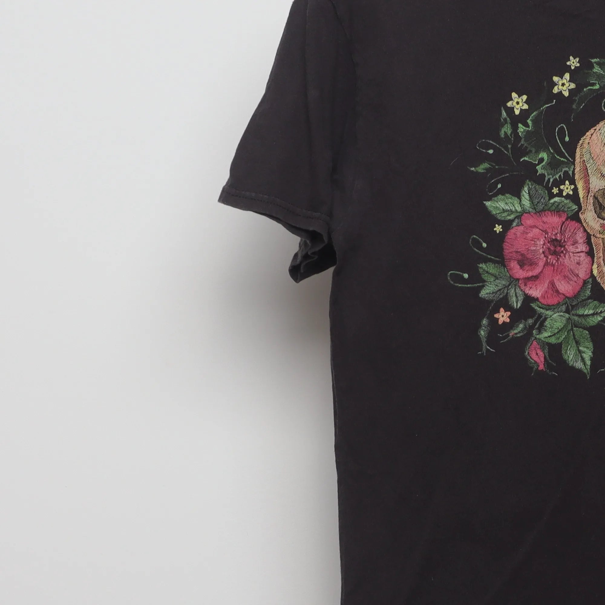 Close-up of the sleeve on the Vintage 2010s Skull & Roses Graphic T-Shirt M