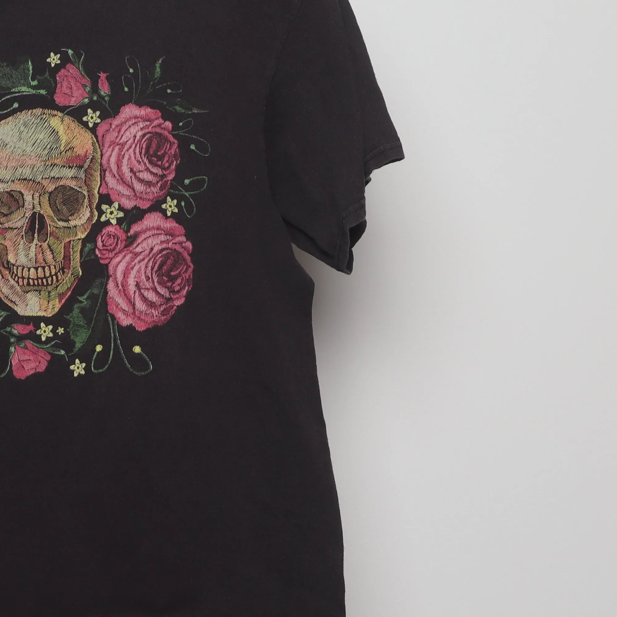 Close-up of the sleeve on the Vintage 2010s Skull & Roses Graphic T-Shirt M