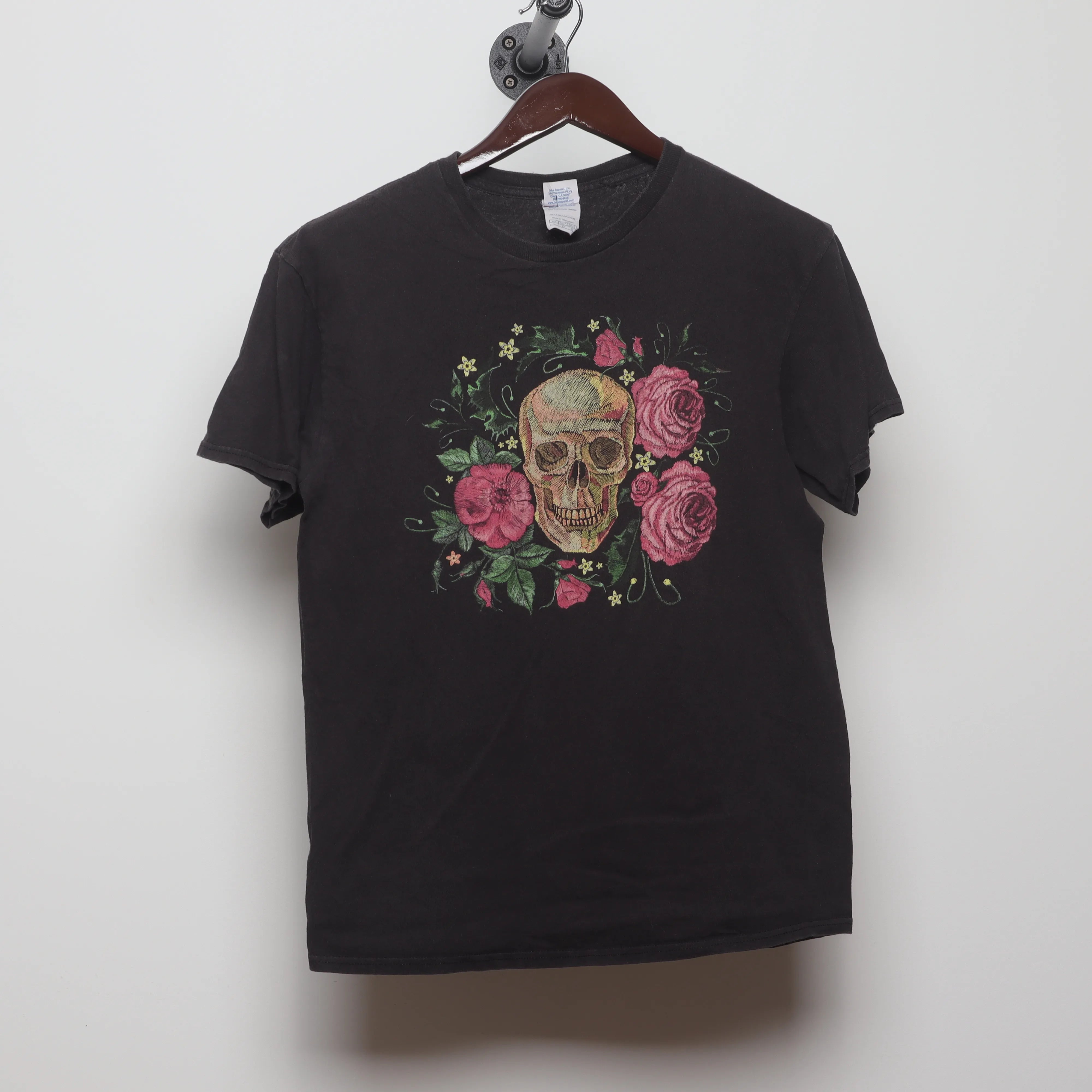 Front view of Vintage 2010s Skull & Roses Graphic T-Shirt M