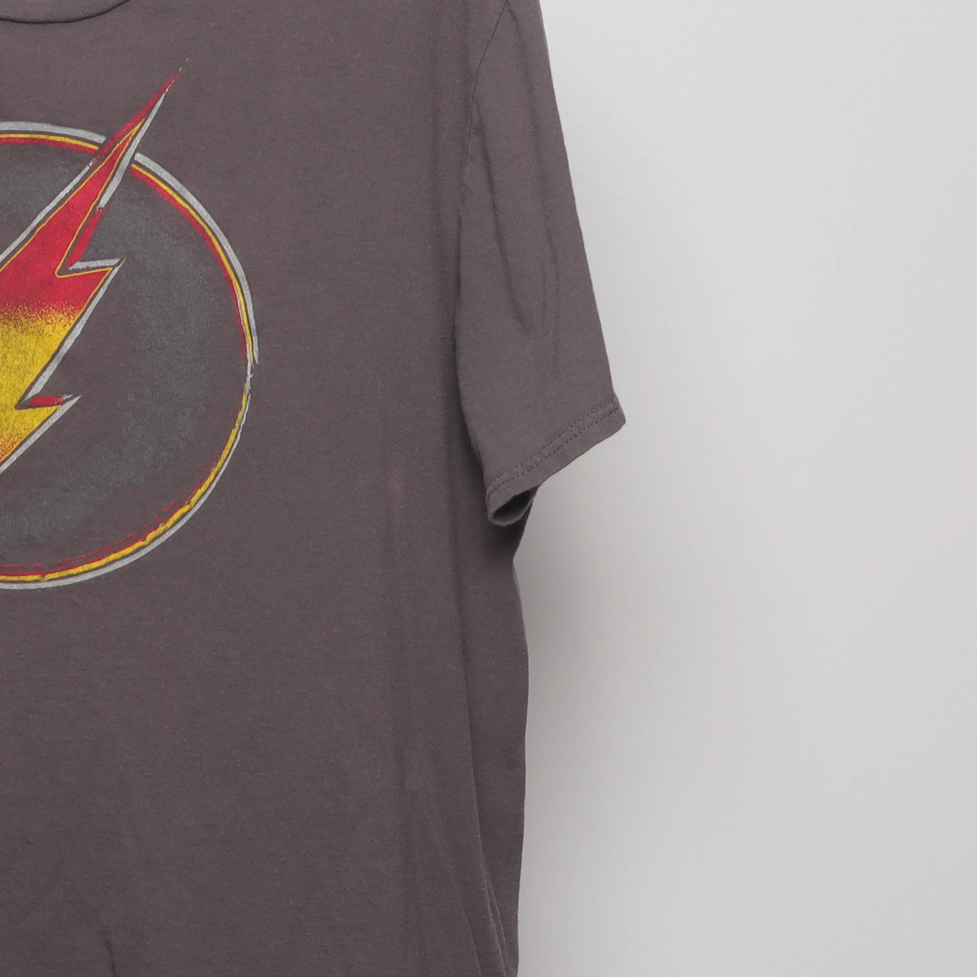 Close-up of the sleeve on the Vintage 2010s The Flash Distressed Logo T-Shirt L