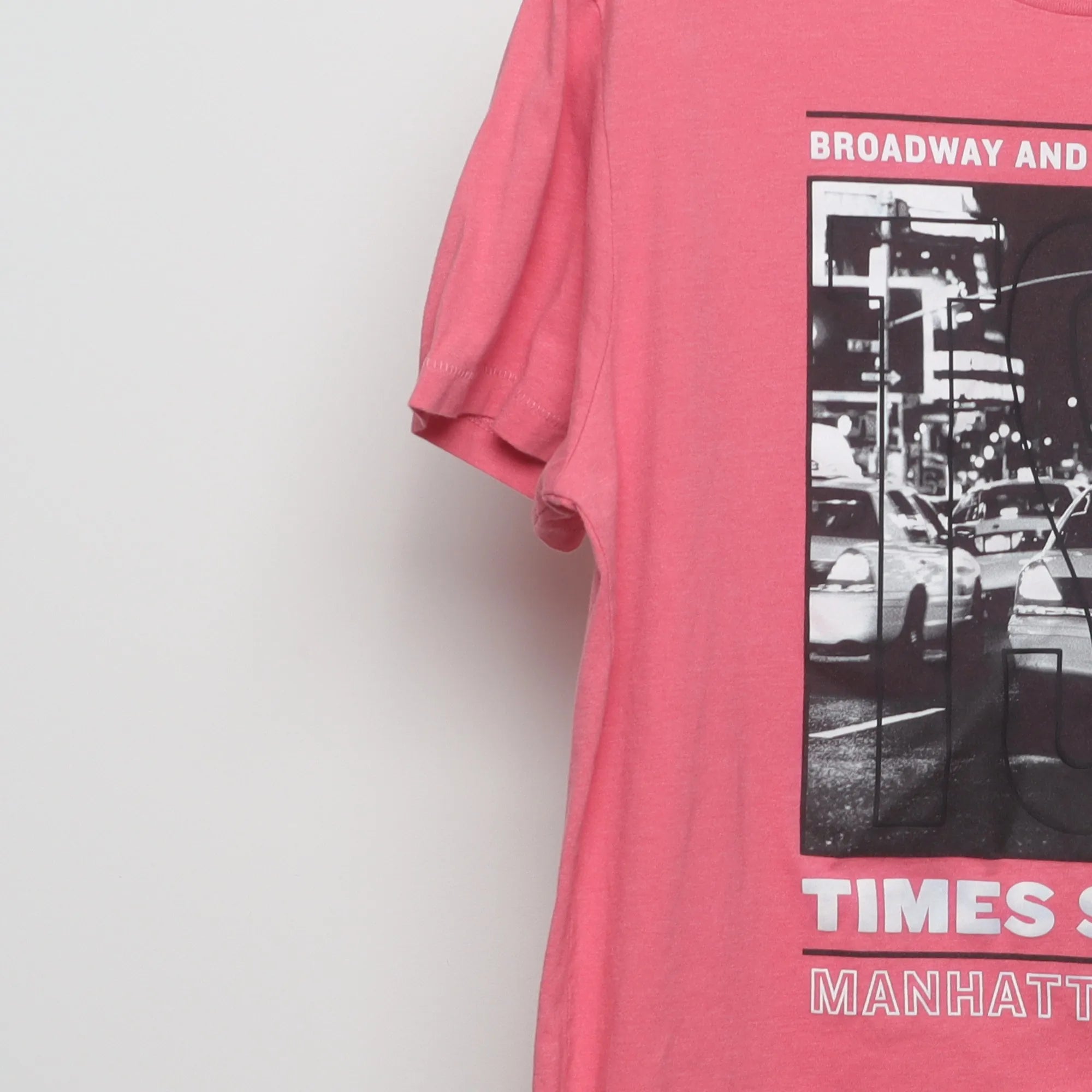 Close-up of the sleeve on the Vintage 2010s Times Square NYC Photo Graphic Tee L