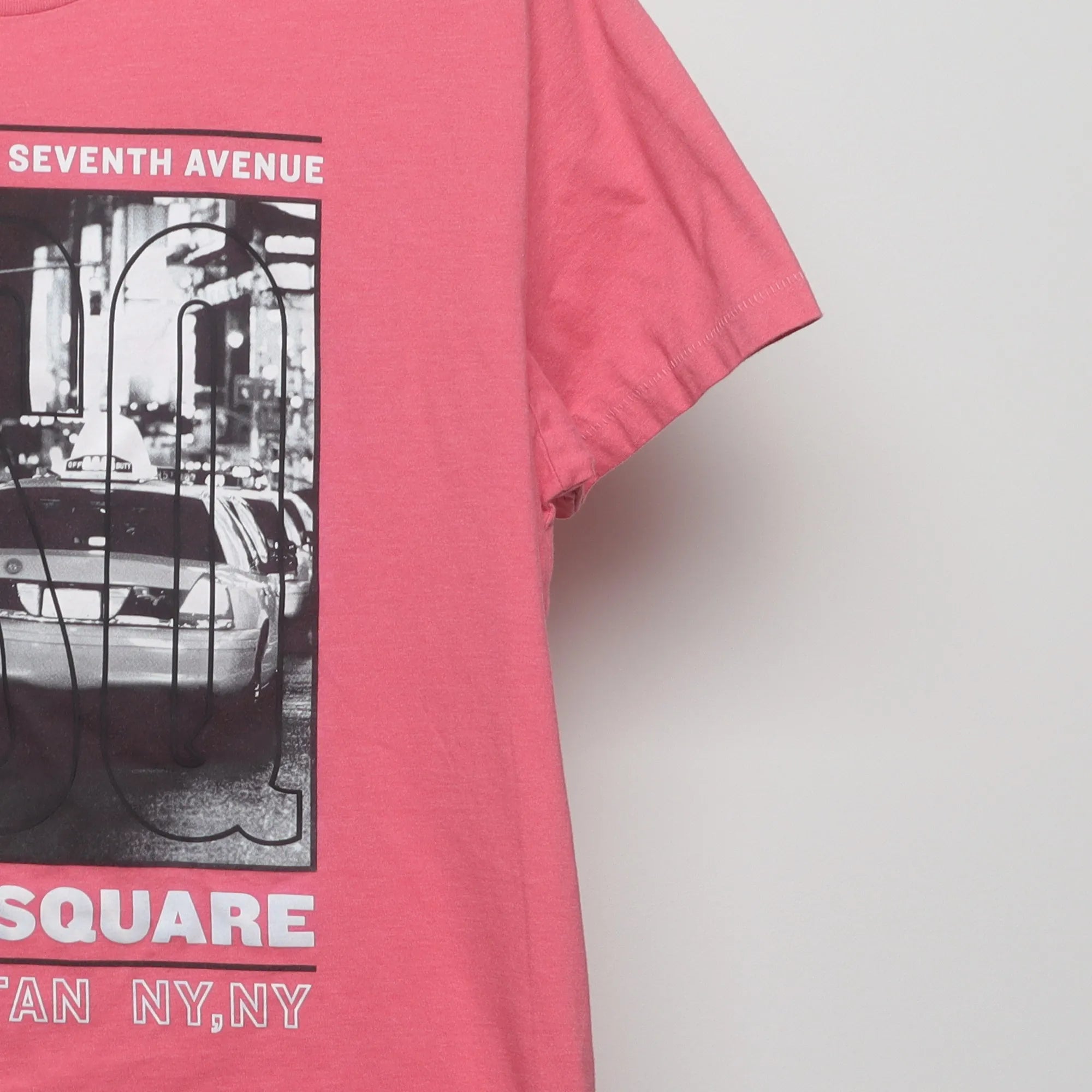 Close-up of the sleeve on the Vintage 2010s Times Square NYC Photo Graphic Tee L