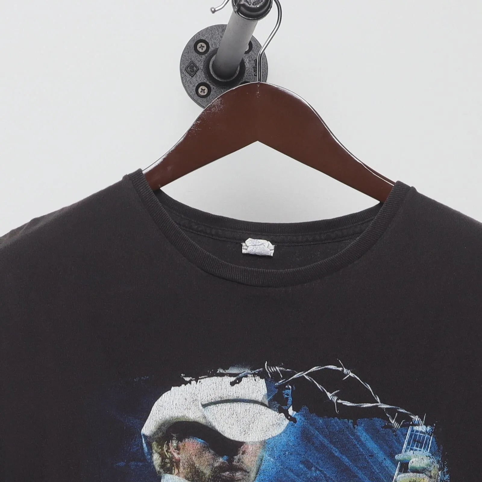 Close-up of the collar and tag on the Vintage 2010s Toby Keith "Interstates & Tailgates" T-Shirt - XL