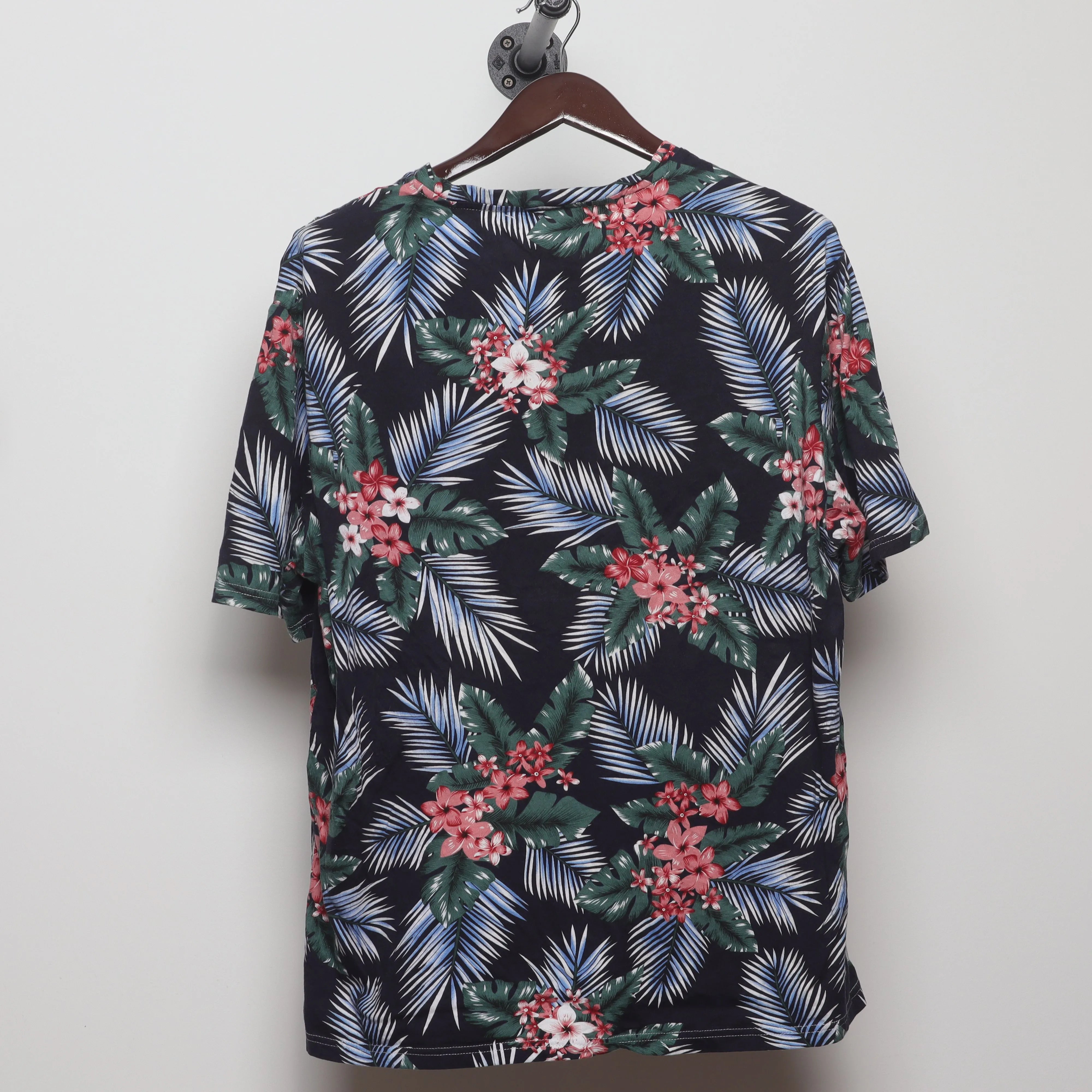 Back view of Vintage 2010s Tropical Hawaiian Print T-Shirt L