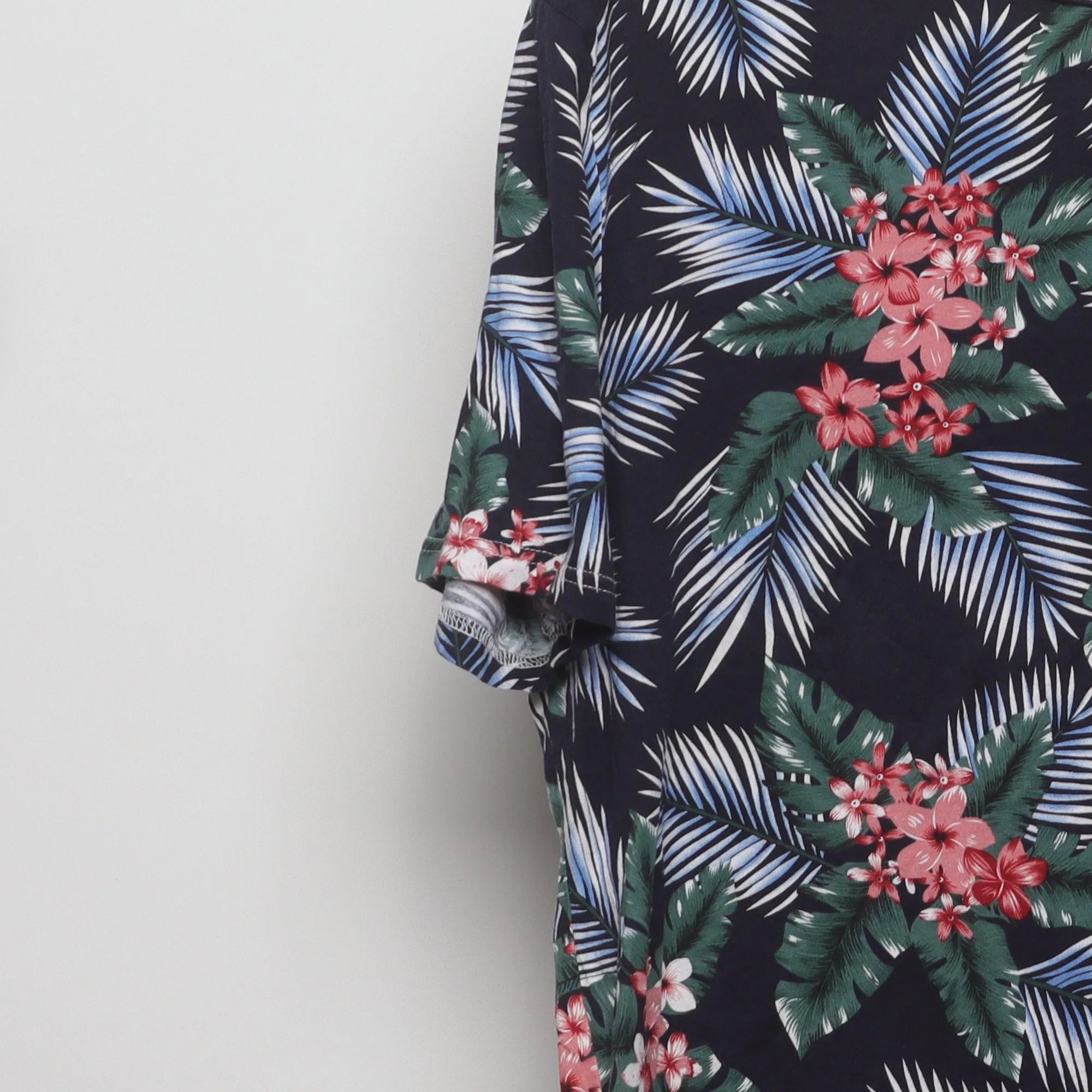 Close-up of the sleeve on the Vintage 2010s Tropical Hawaiian Print T-Shirt L