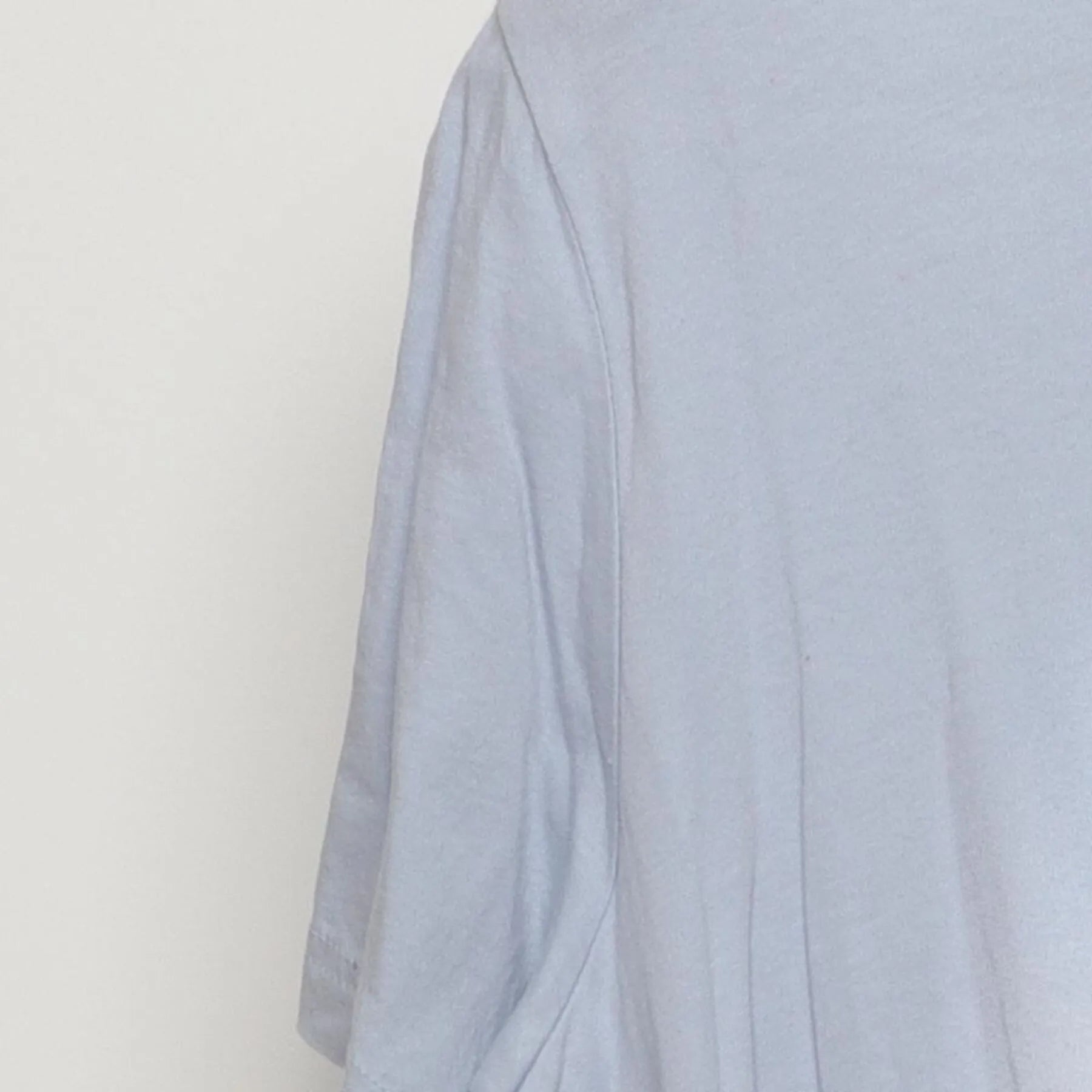 Close-up of the Left sleeve on the Vintage 2010s Carrie Underwood "Ethereal Portrait" T-Shirt - L