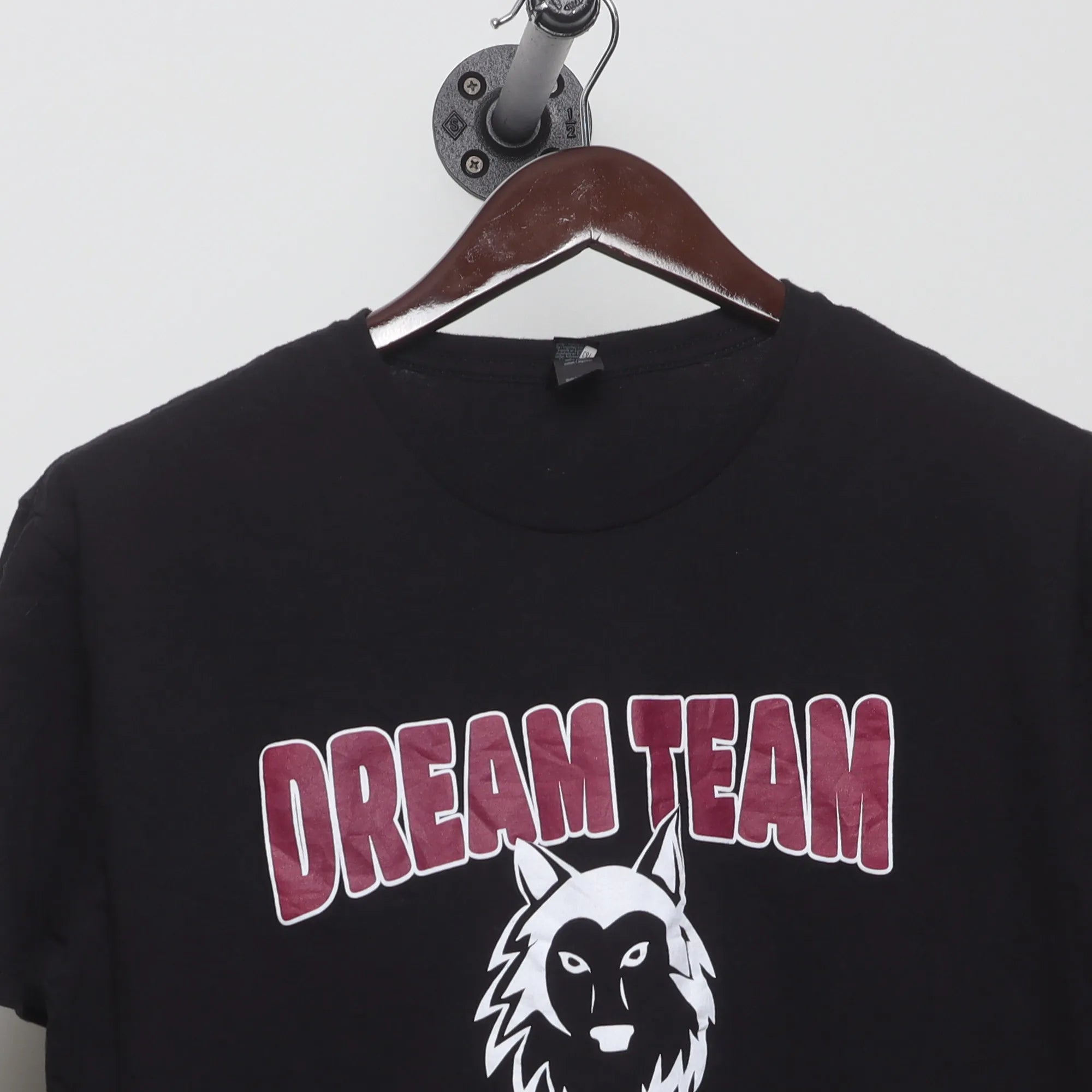 Close-up of the collar and tag on the Vintage Dream Team Wolf Graphic T-Shirt L