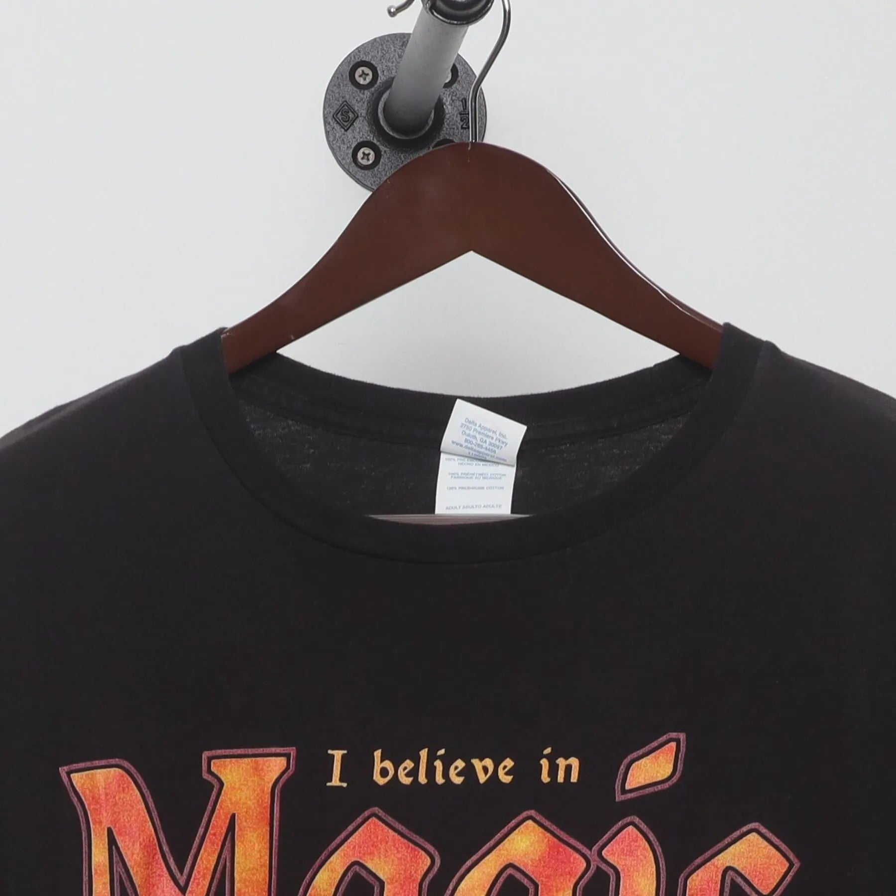 Close-up of the collar and tag on the Vintage Y2K Magic: The Gathering "I believe in Magic" T-Shirt - XL