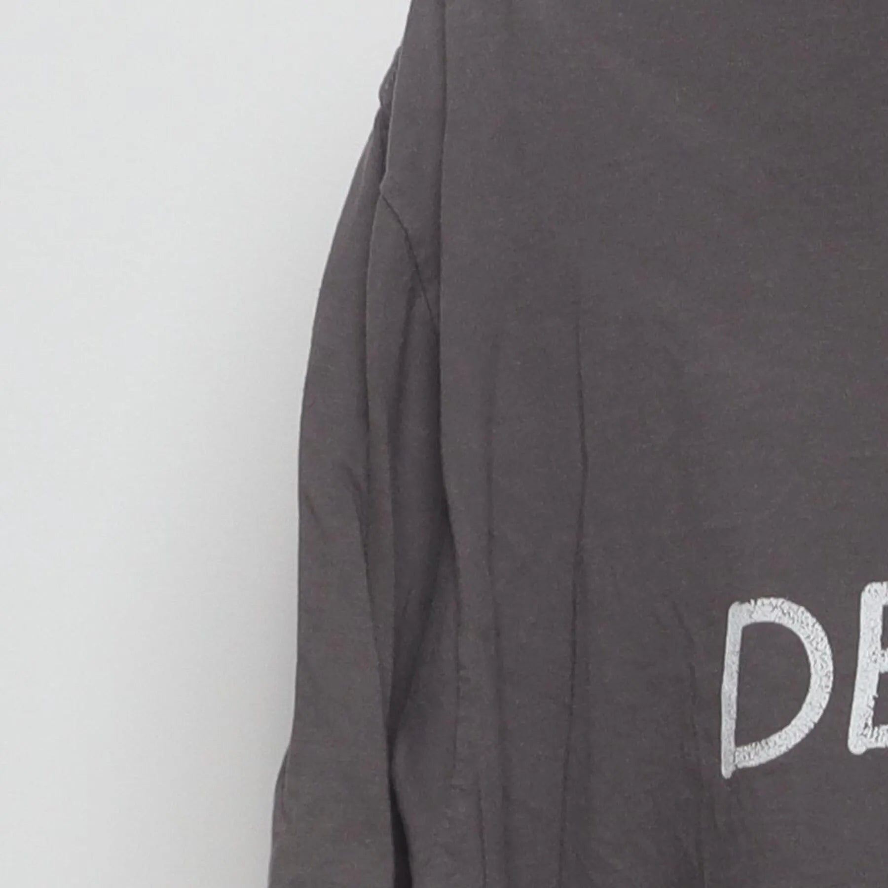 Close-up of the Left sleeve on the Vintage Y2K Slogan "I'm Delightful" T-Shirt - XL