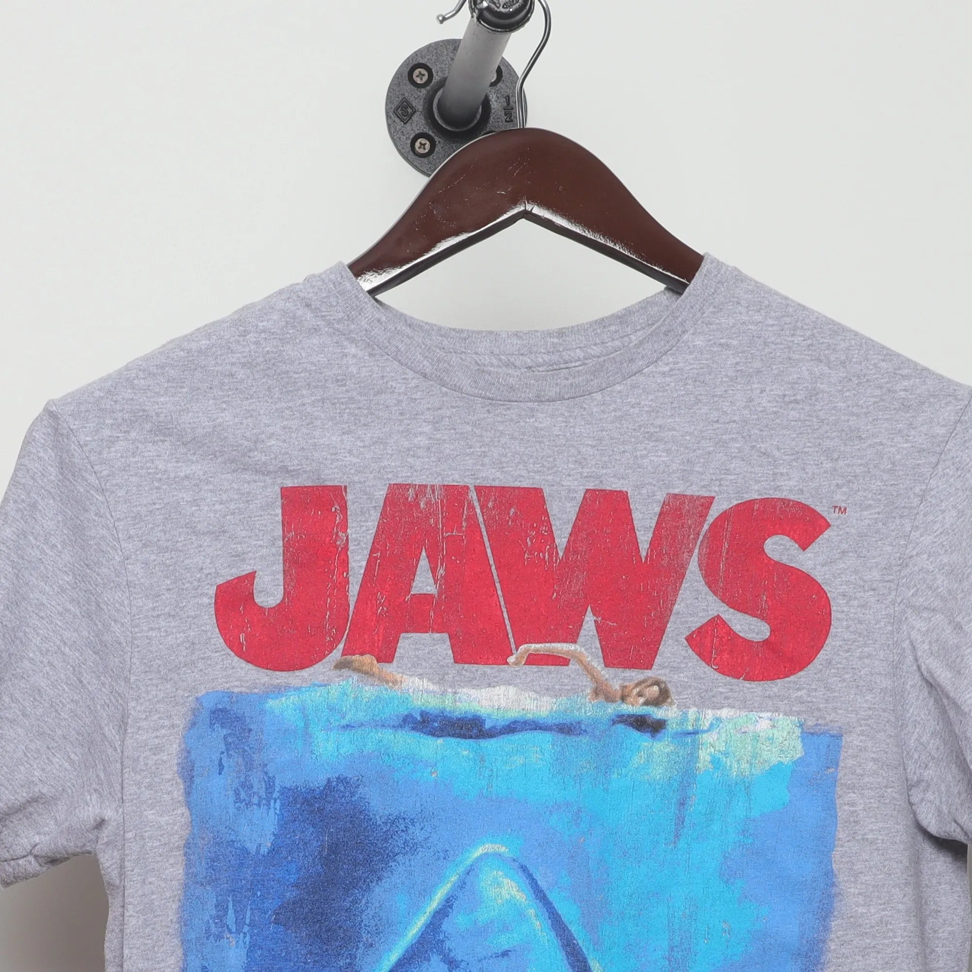 Close-up of the collar and tag on the Vintage JAWS Movie Poster Graphic T-Shirt M