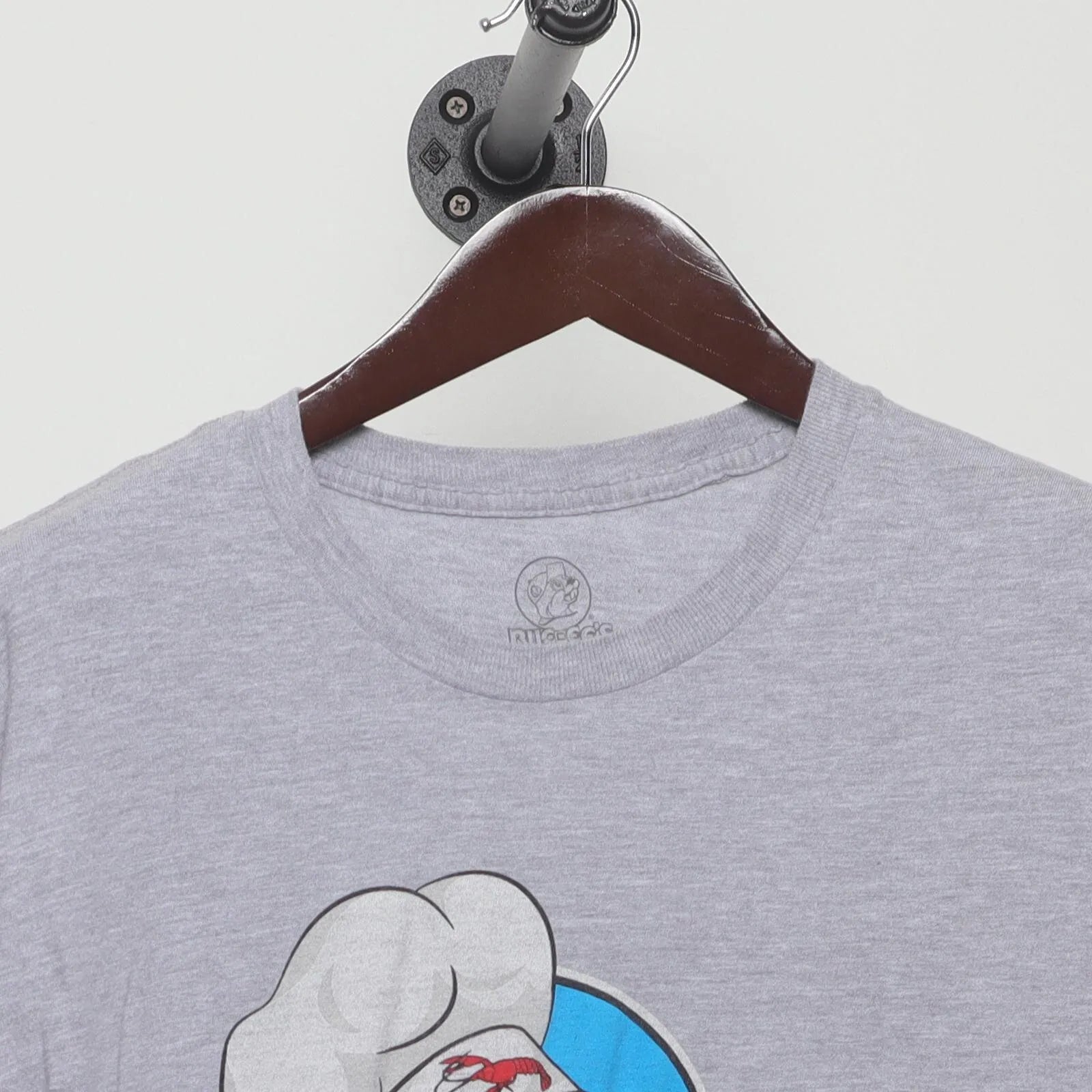 Close-up of the collar and tag on the Vintage Modern Buc-ee's "Never Eat Bayou Self" T-Shirt - XL