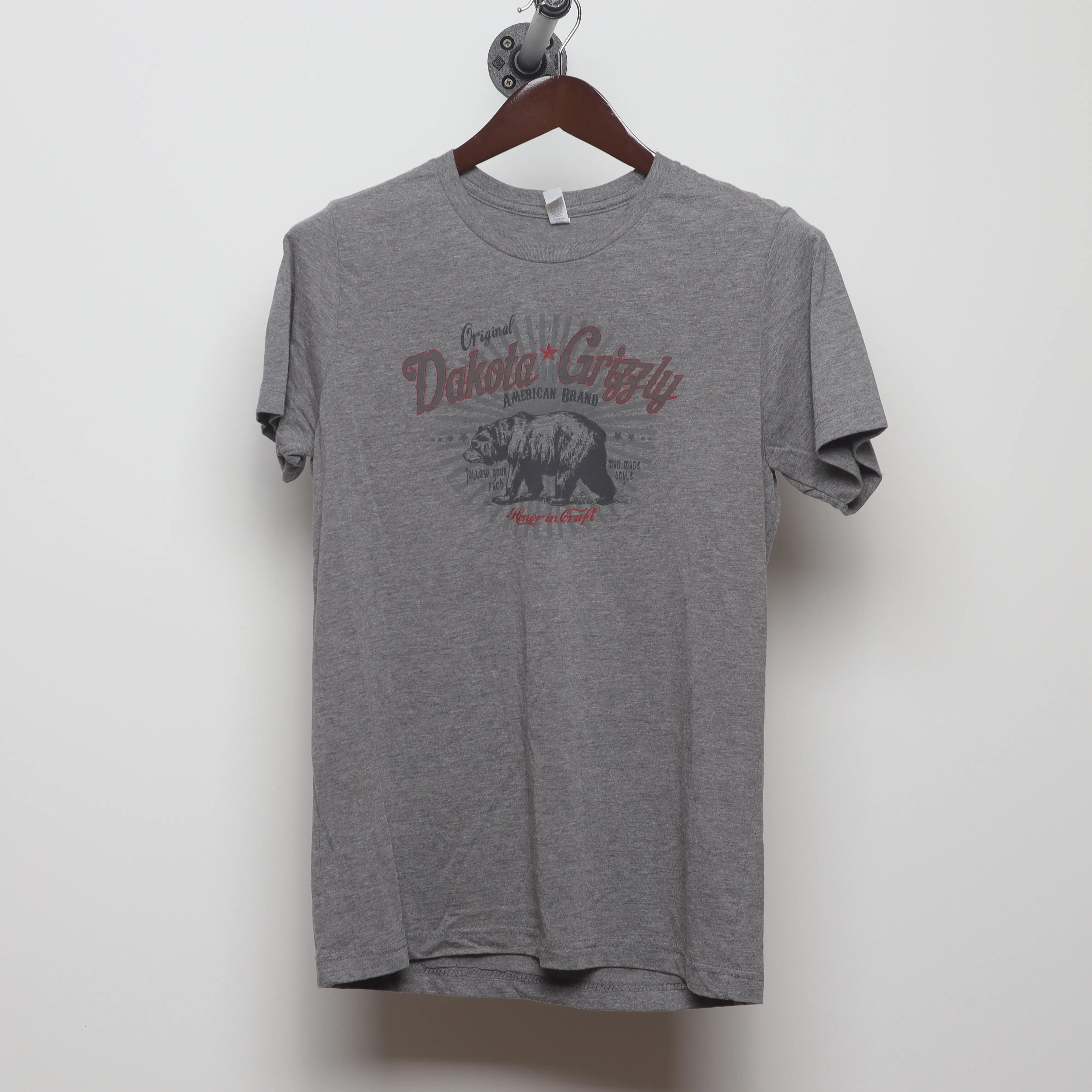 Front view of Vintage Modern Dakota Grizzly Bear Graphic Tee M