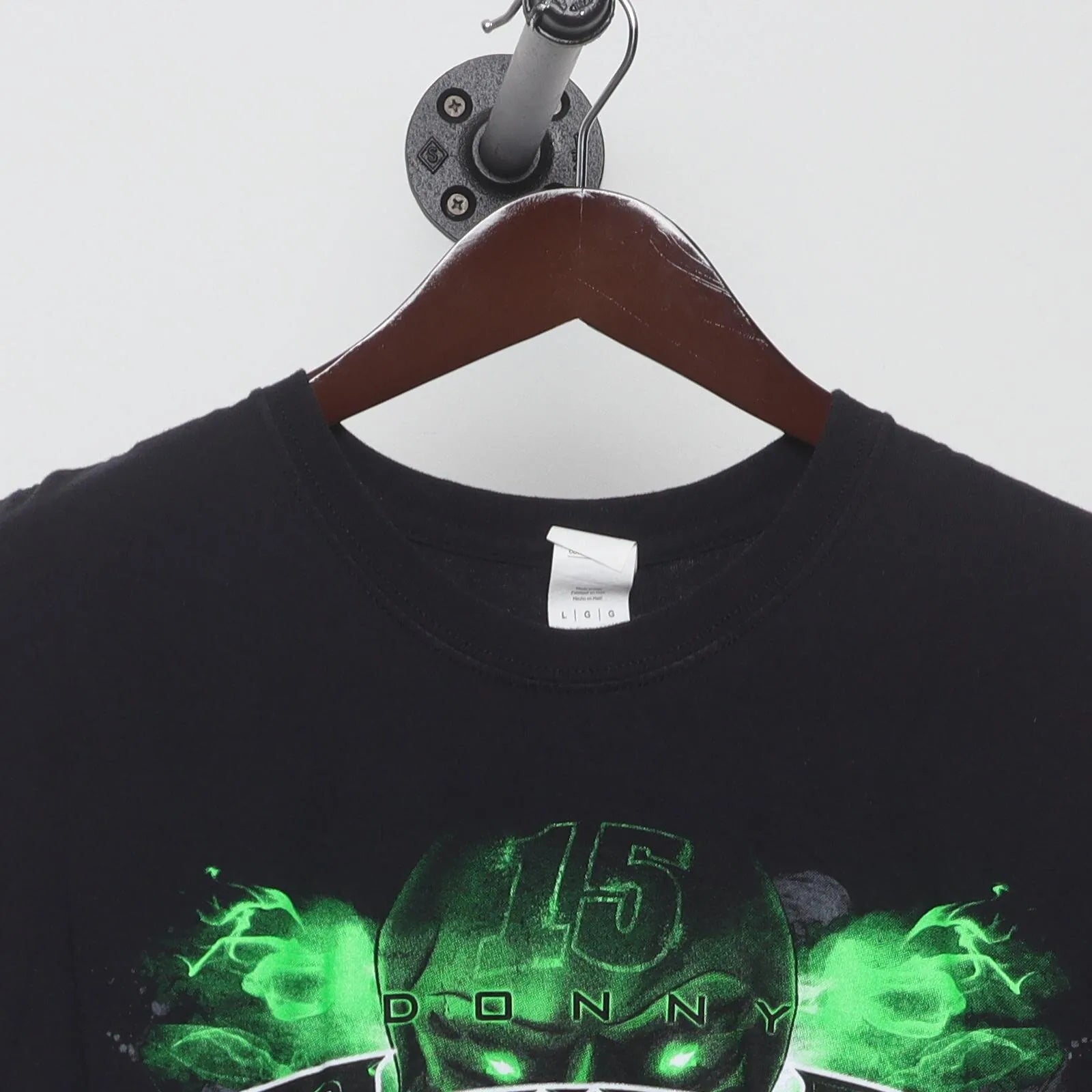 Close-up of the collar and tag on the Vintage Modern Donny Schatz "Sprint Car Racing" T-Shirt - M