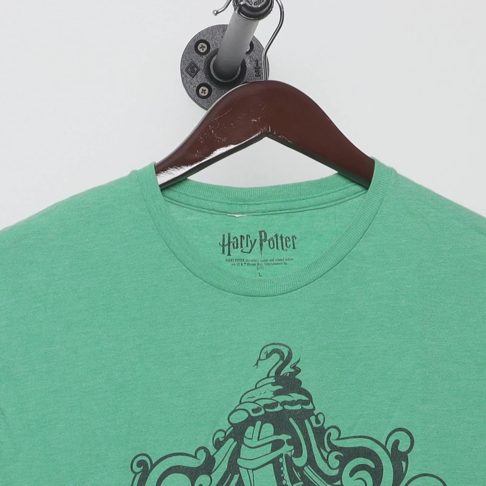 Close-up of the collar and tag on the Vintage Modern Harry Potter "Slytherin Crest" T-Shirt - L
