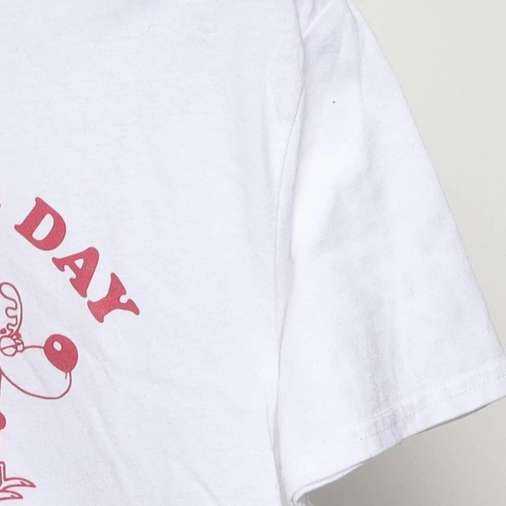 Close-up of the sleeve on the Vintage Modern Holiday "Sleighing All Day" T-Shirt - M