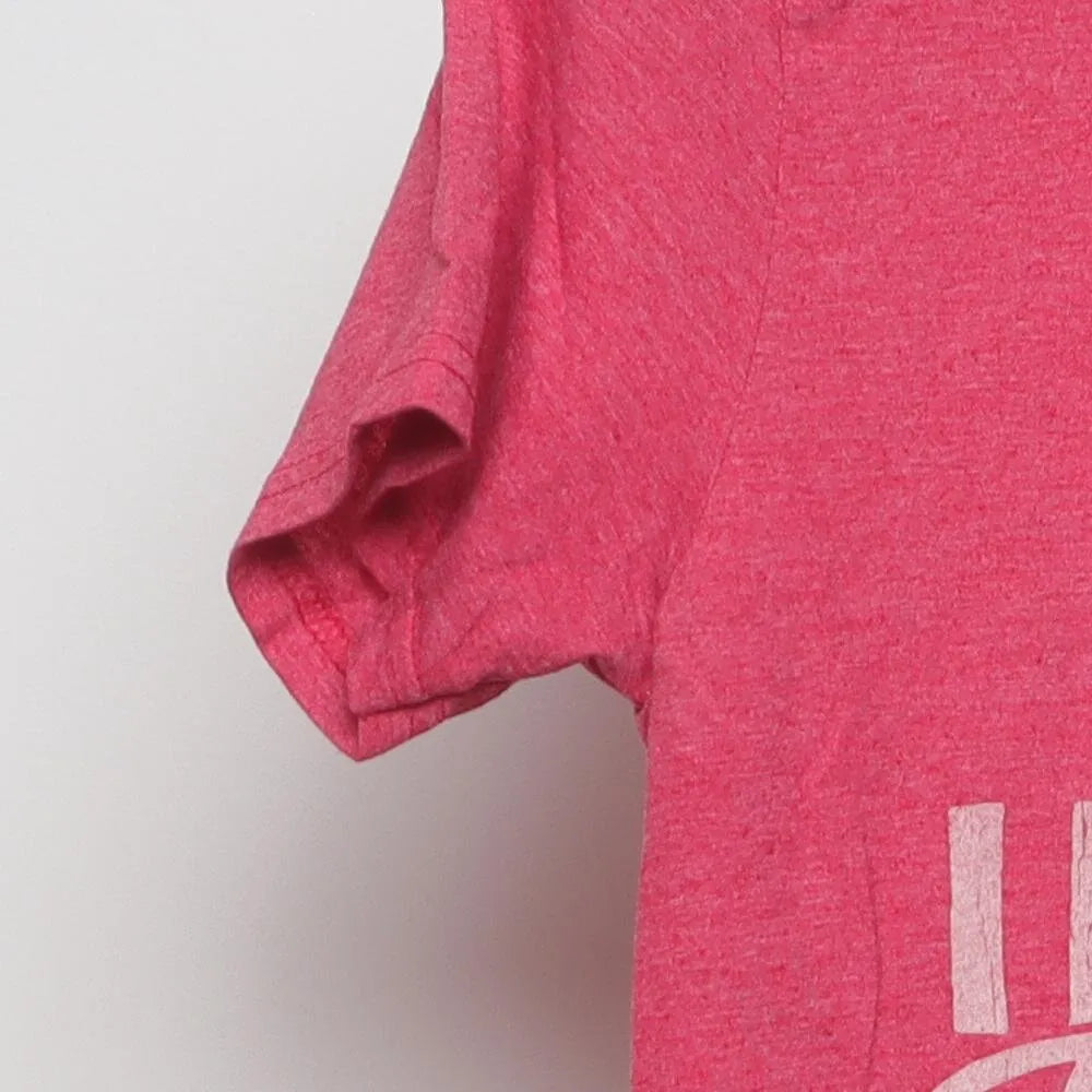 Close-up of the sleeve on the Vintage Modern Indiana Wesleyan University "Wildcats" T-Shirt - S