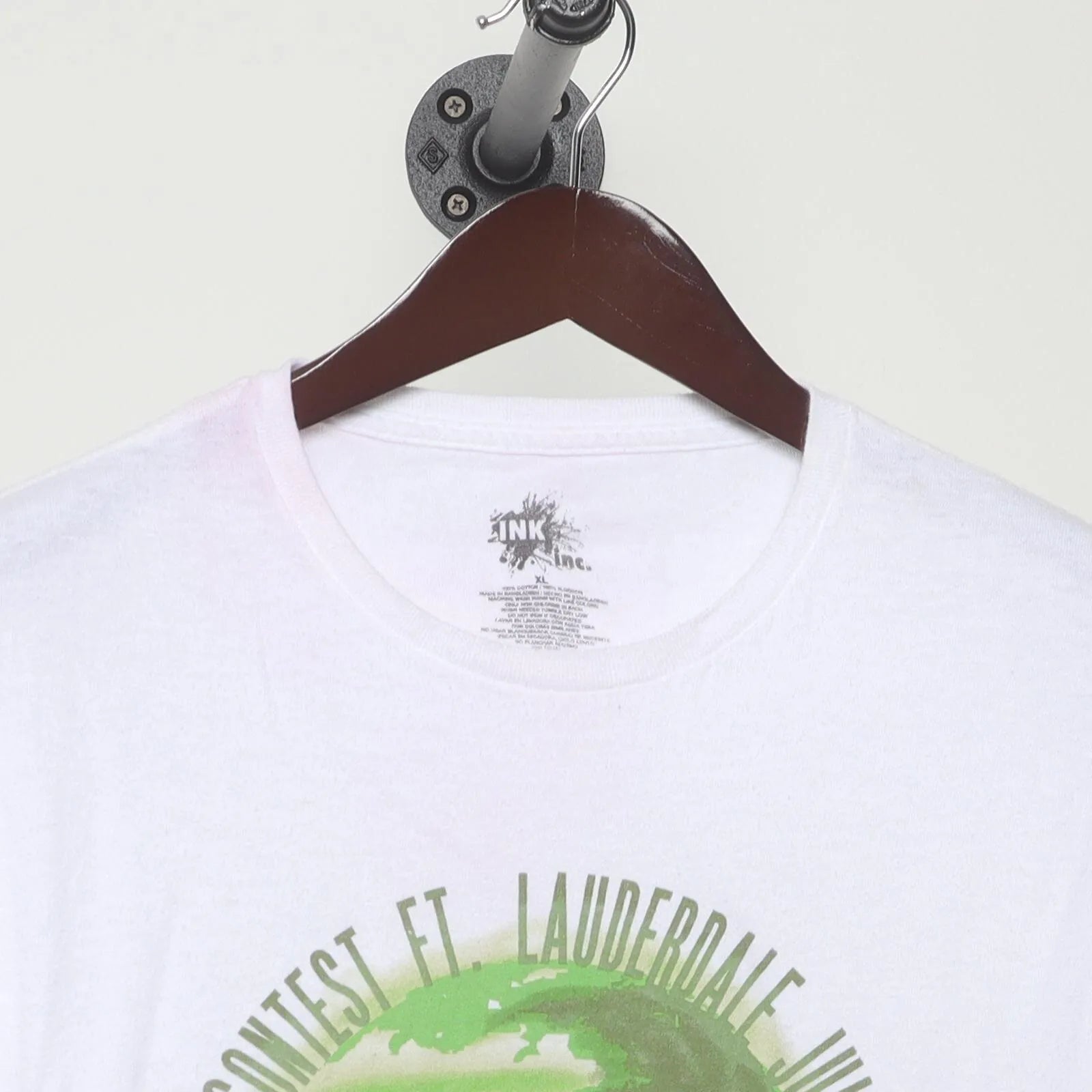 Close-up of the collar and tag on the Vintage Modern Live and Tell "Surf Contest Ft. Lauderdale" T-Shirt - L