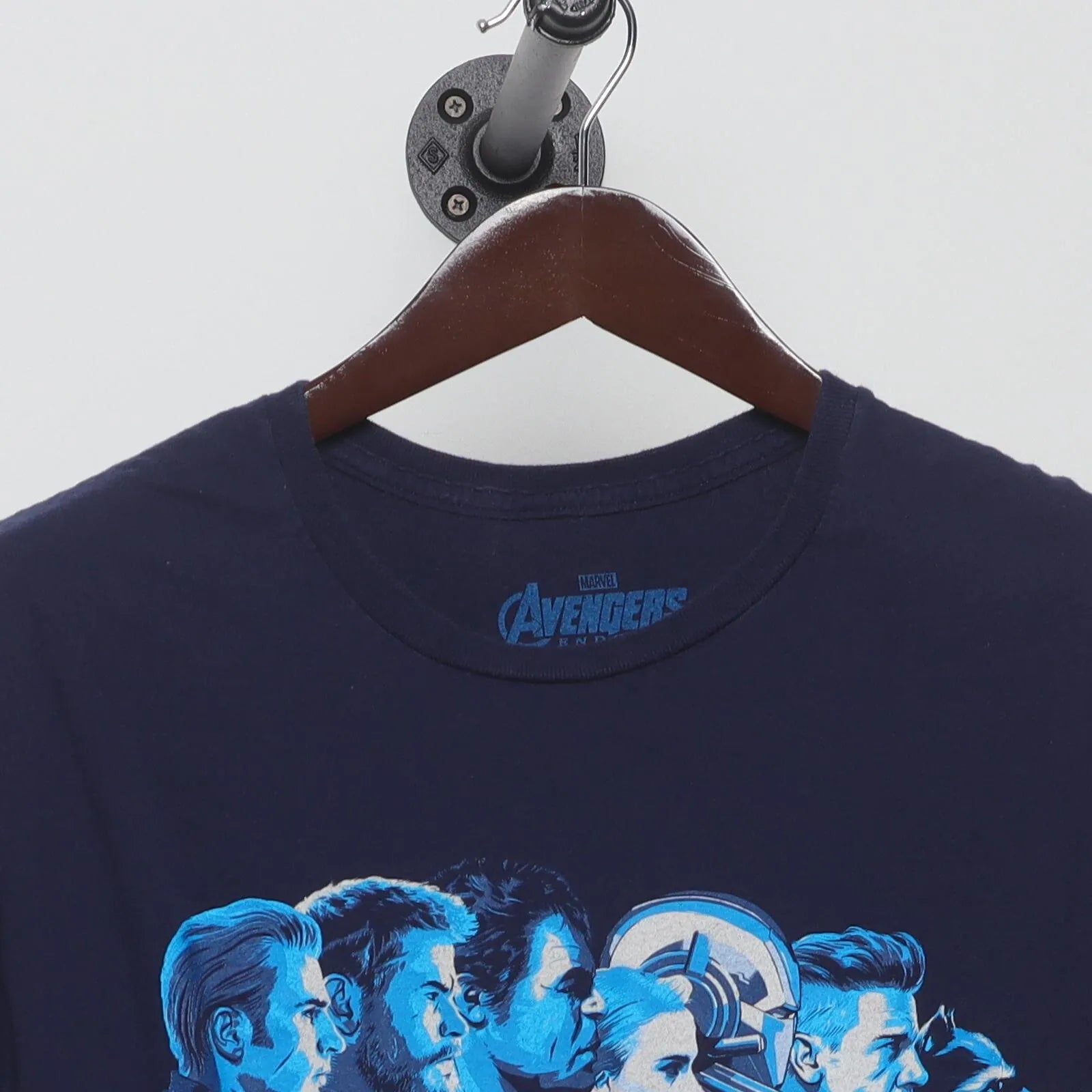 Close-up of the collar and tag on the Vintage Modern Marvel's Avengers "Become A Legend" T-Shirt - M