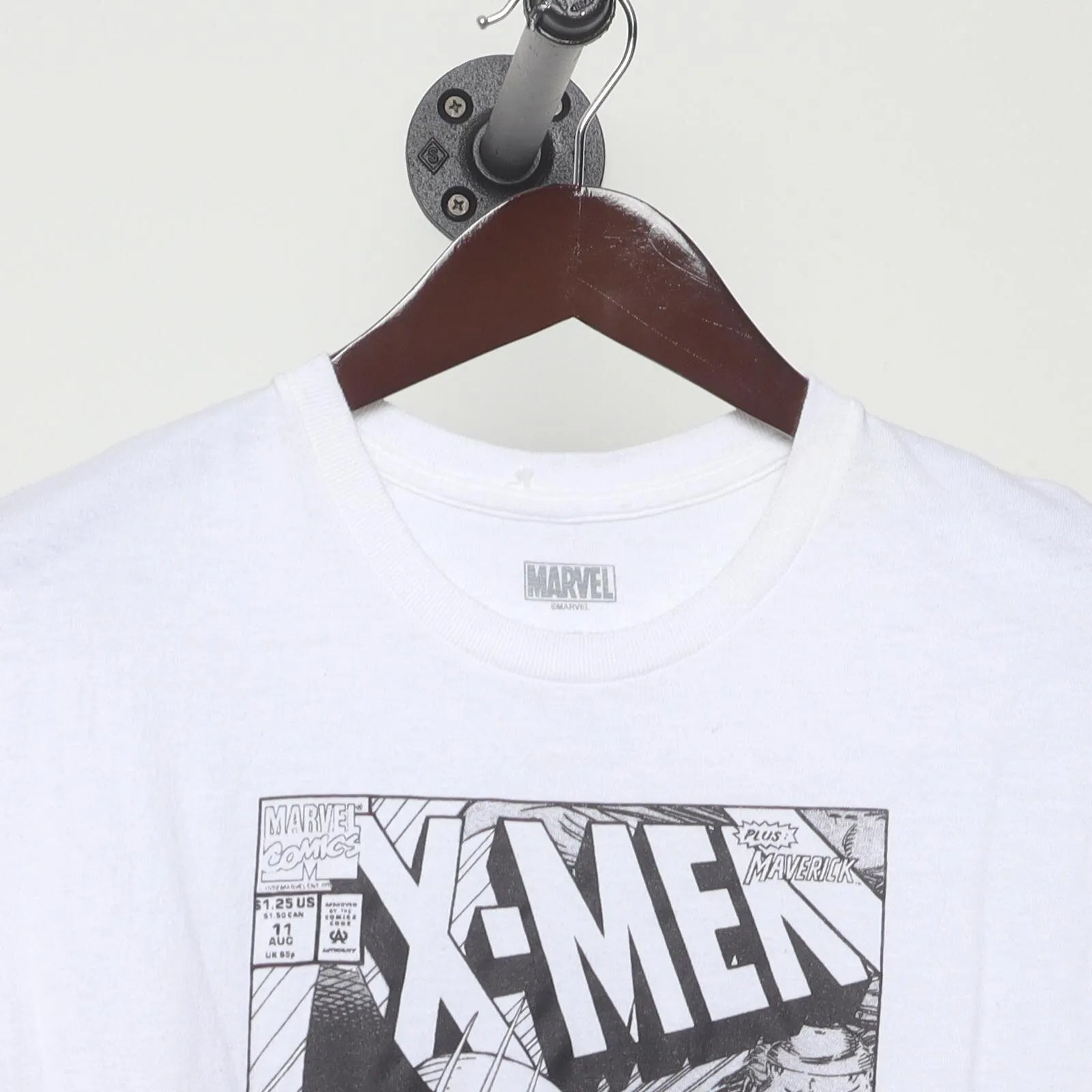 Close-up of the collar and tag on the Vintage Modern Marvel "X-Men #1 Jim Lee Cover" T-Shirt - S
