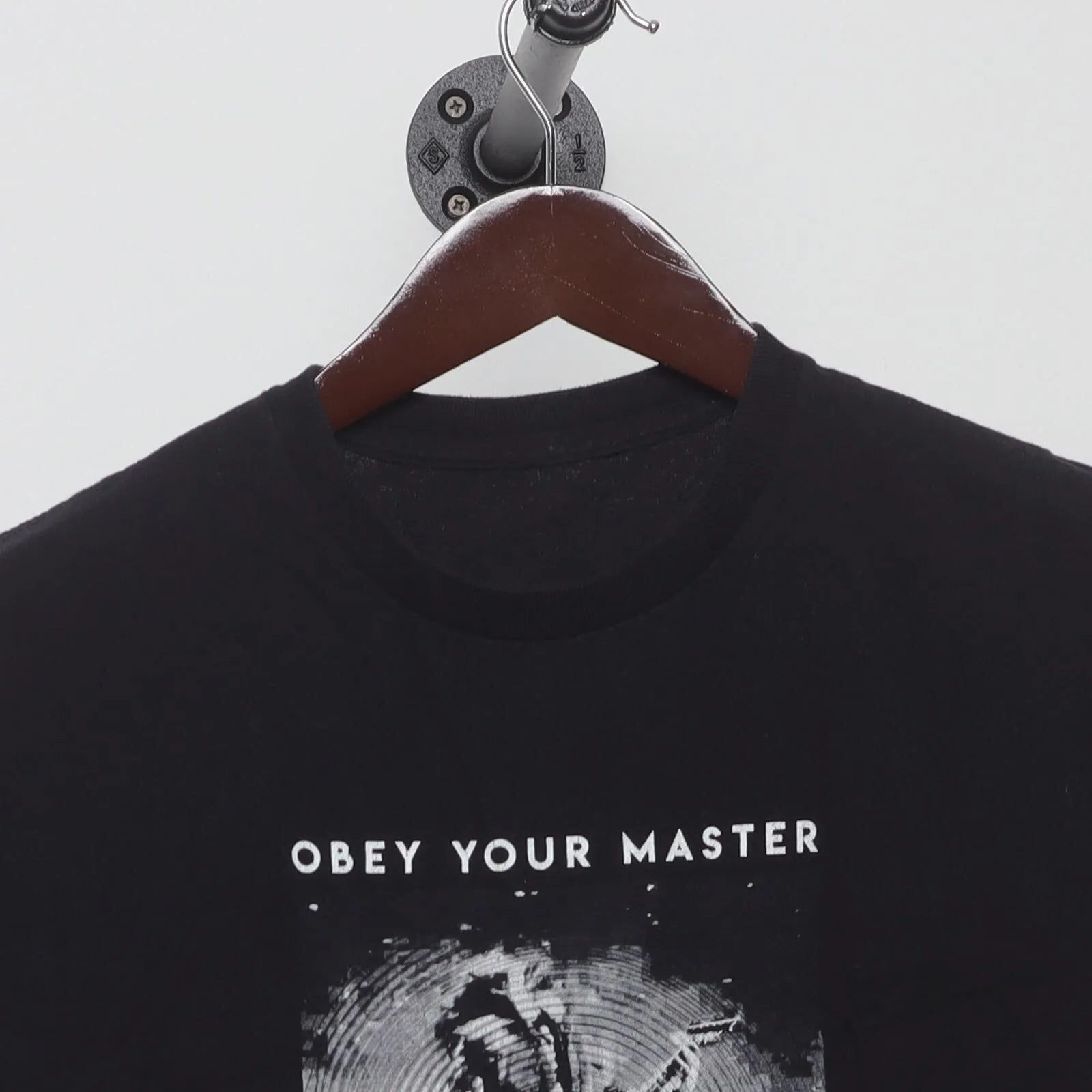 Close-up of the collar and tag on the Vintage Modern Metallica "Obey Your Master" T-Shirt - S