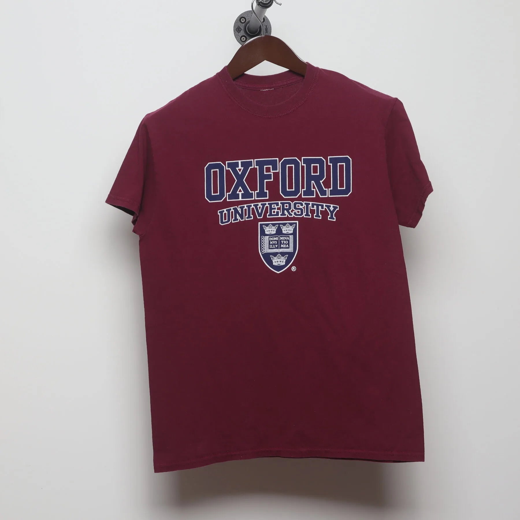 Front view of Vintage Modern Oxford University "University Crest" T-Shirt - M