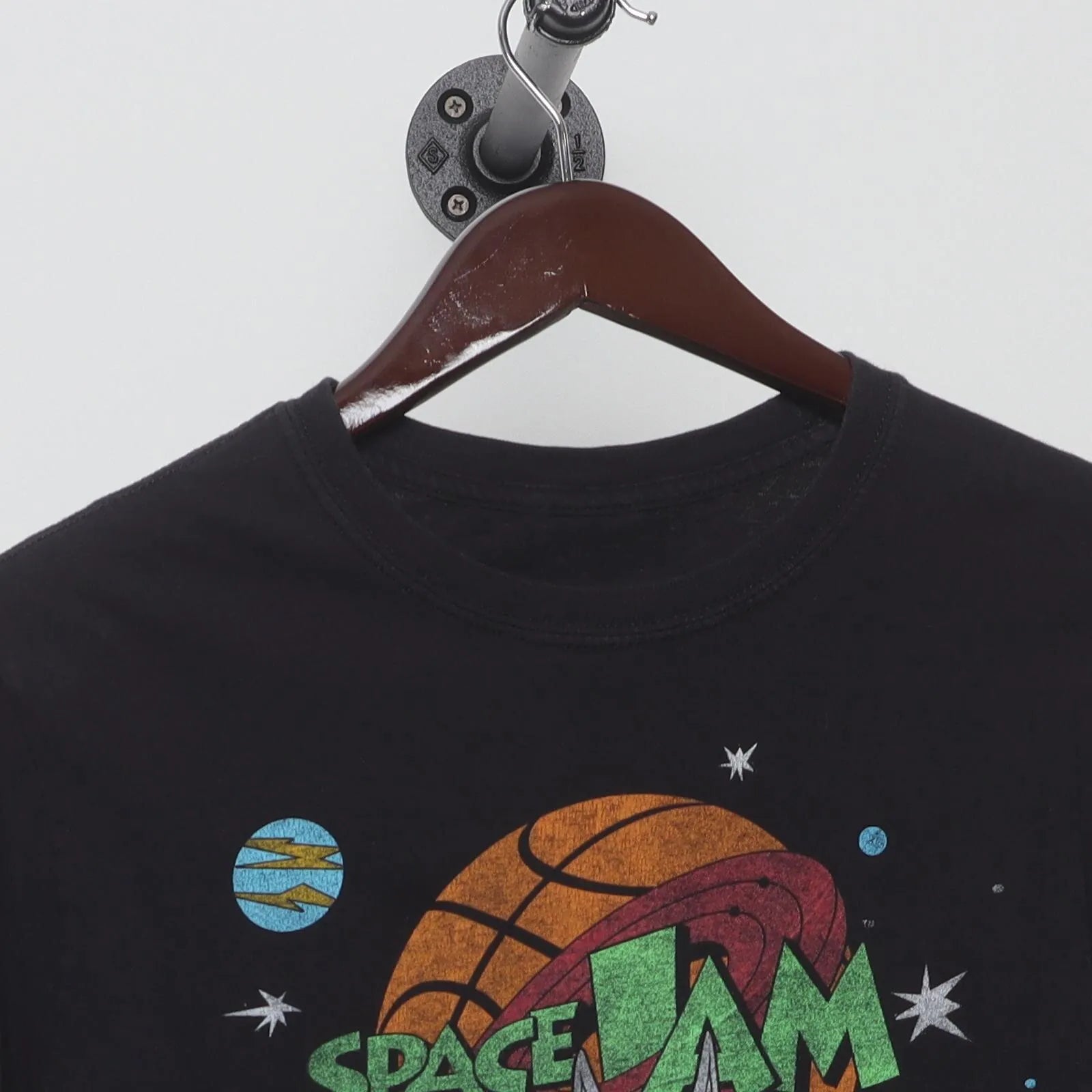 Close-up of the collar and tag on the Vintage Modern Space Jam "Tune Squad" T-Shirt - S