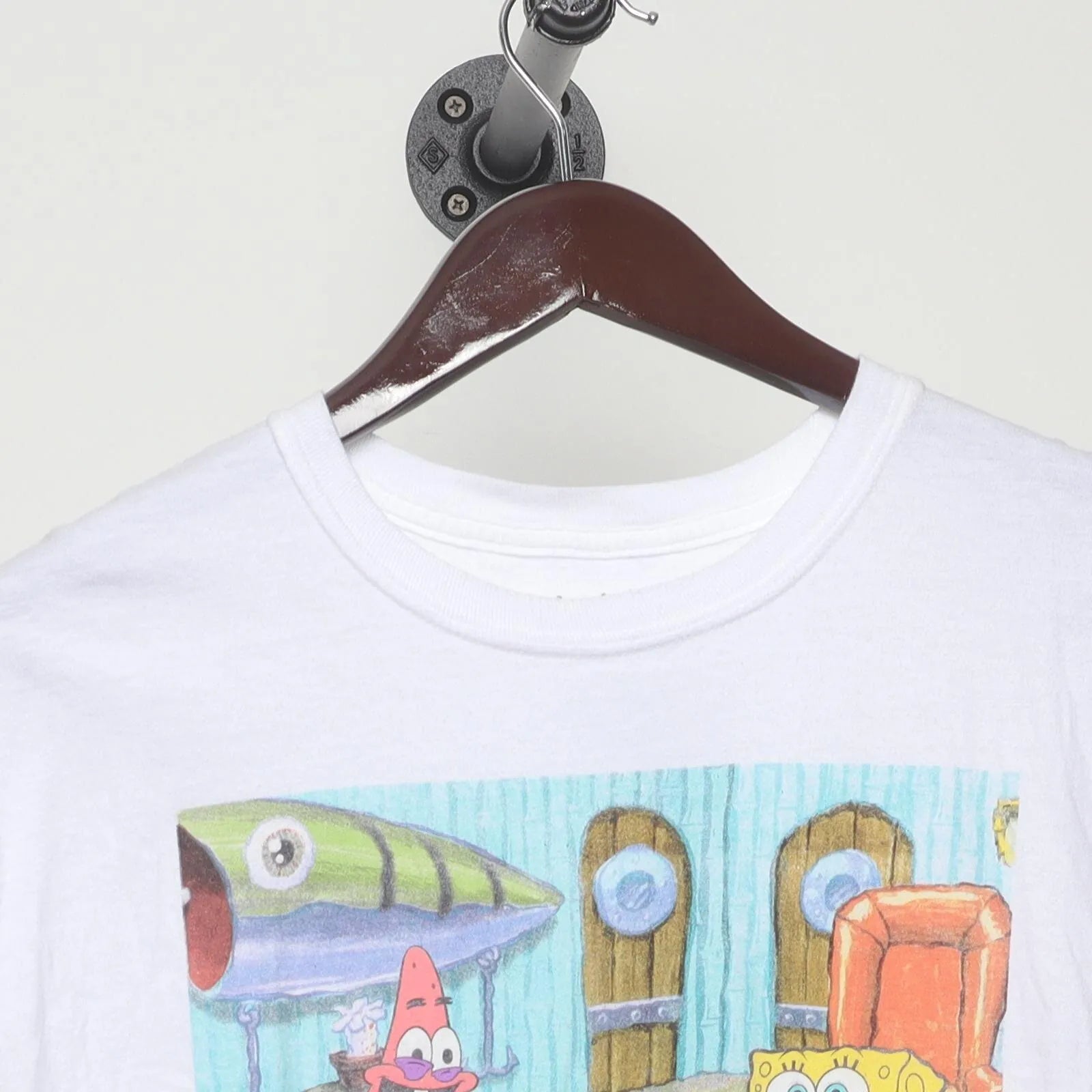 Close-up of the collar and tag on the Vintage Modern SpongeBob SquarePants "Laughing Patrick & SpongeBob" T-Shirt - M