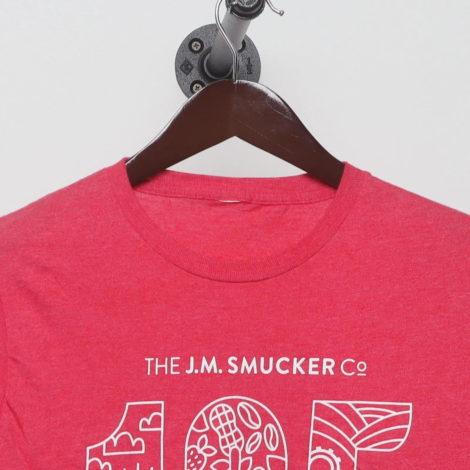 Close-up of the collar and tag on the Vintage Modern The J.M. Smucker Co. "125 Years of Growth" T-Shirt - S
