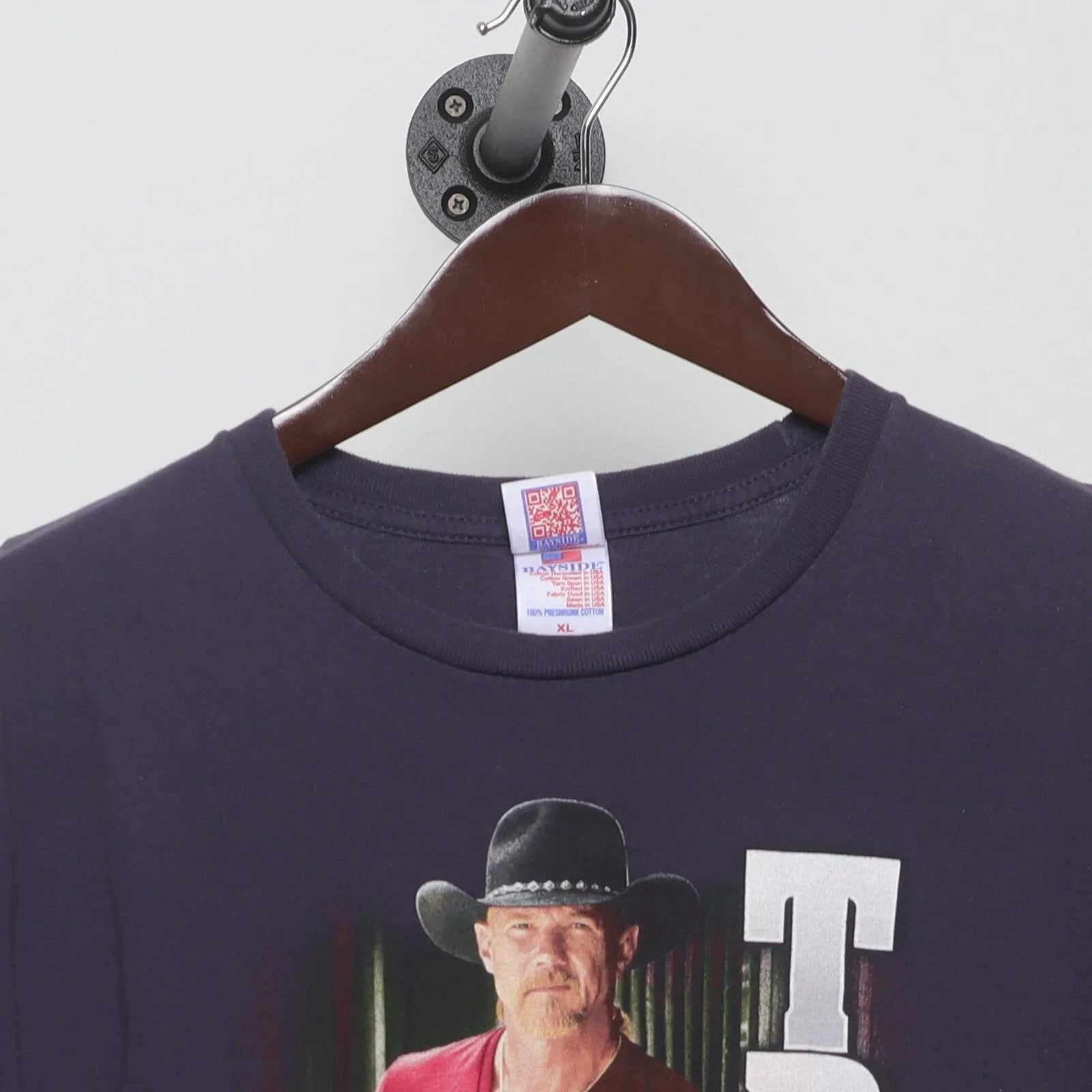 Close-up of the collar and tag on the Vintage Modern Trace Adkins "Tour 2016" T-Shirt - L