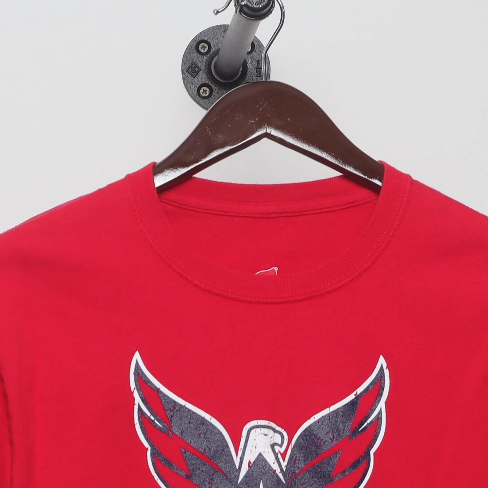 Close-up of the collar and tag on the Vintage Modern Washington Capitals "Rock The Red" T-Shirt - S