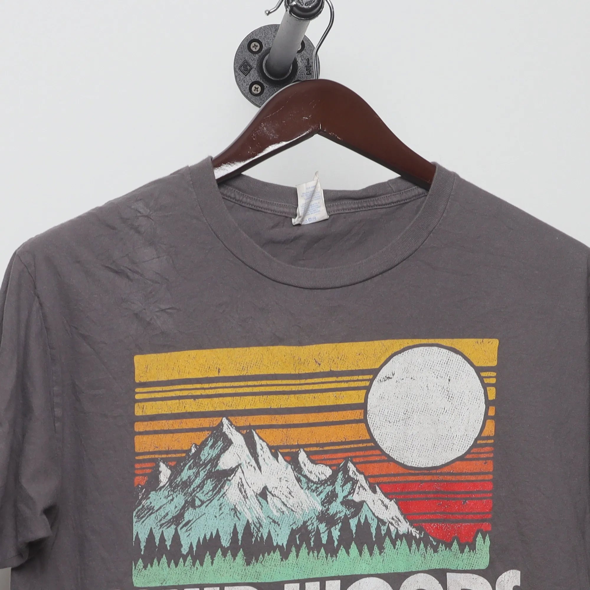 Close-up of the collar and tag on the Vintage Muir Woods Retro Sunset Graphic T-Shirt L