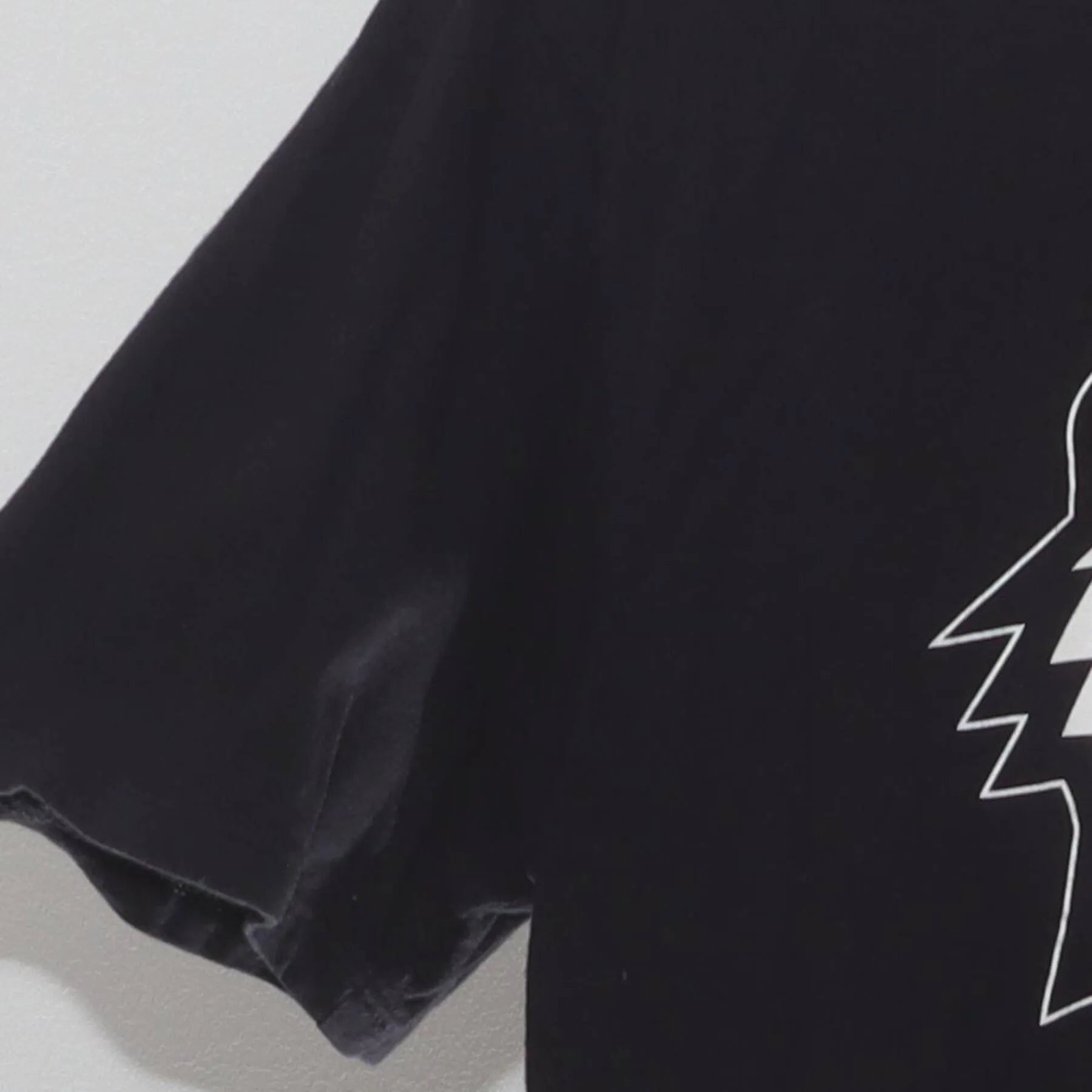 Close-up of the Left sleeve on the Vintage Y2K Nike Tiger Woods "Geometric Tiger Logo" T-Shirt - M