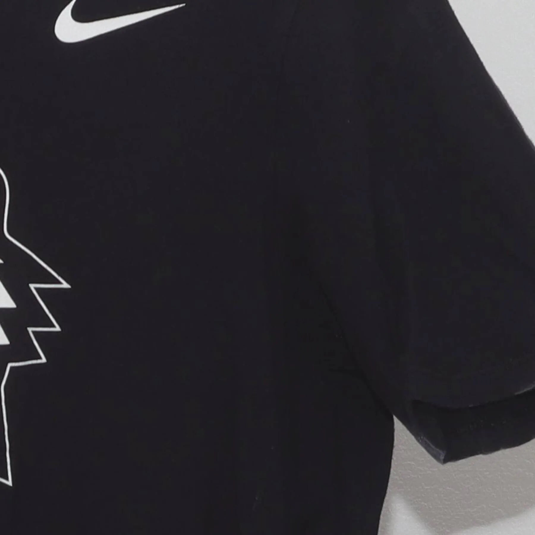 Close-up of the Right sleeve on the Vintage Y2K Nike Tiger Woods "Geometric Tiger Logo" T-Shirt - M