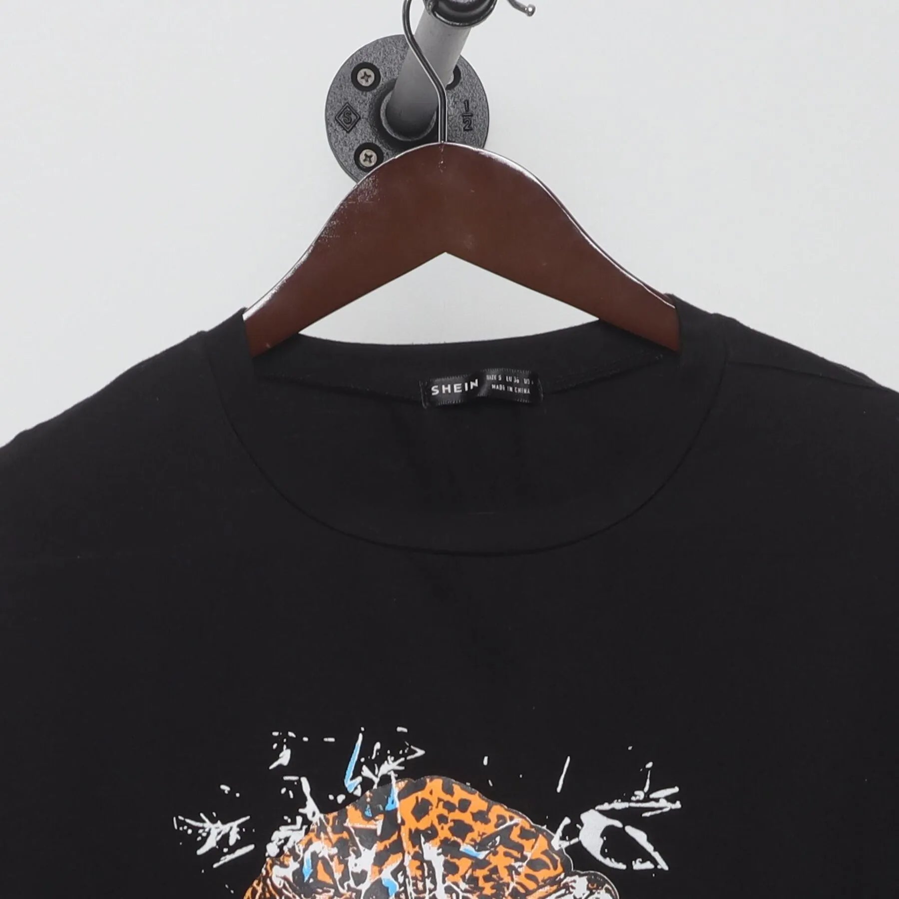 Close-up of the collar and tag on the Vintage 1980s Def Leppard "Shattered Leopard" T-Shirt - M