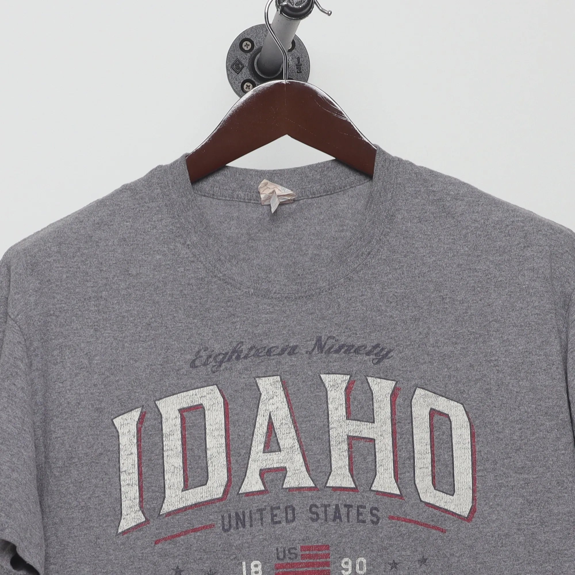 Close-up of the collar and tag on the Vintage Style Idaho Retro Graphic T-Shirt M