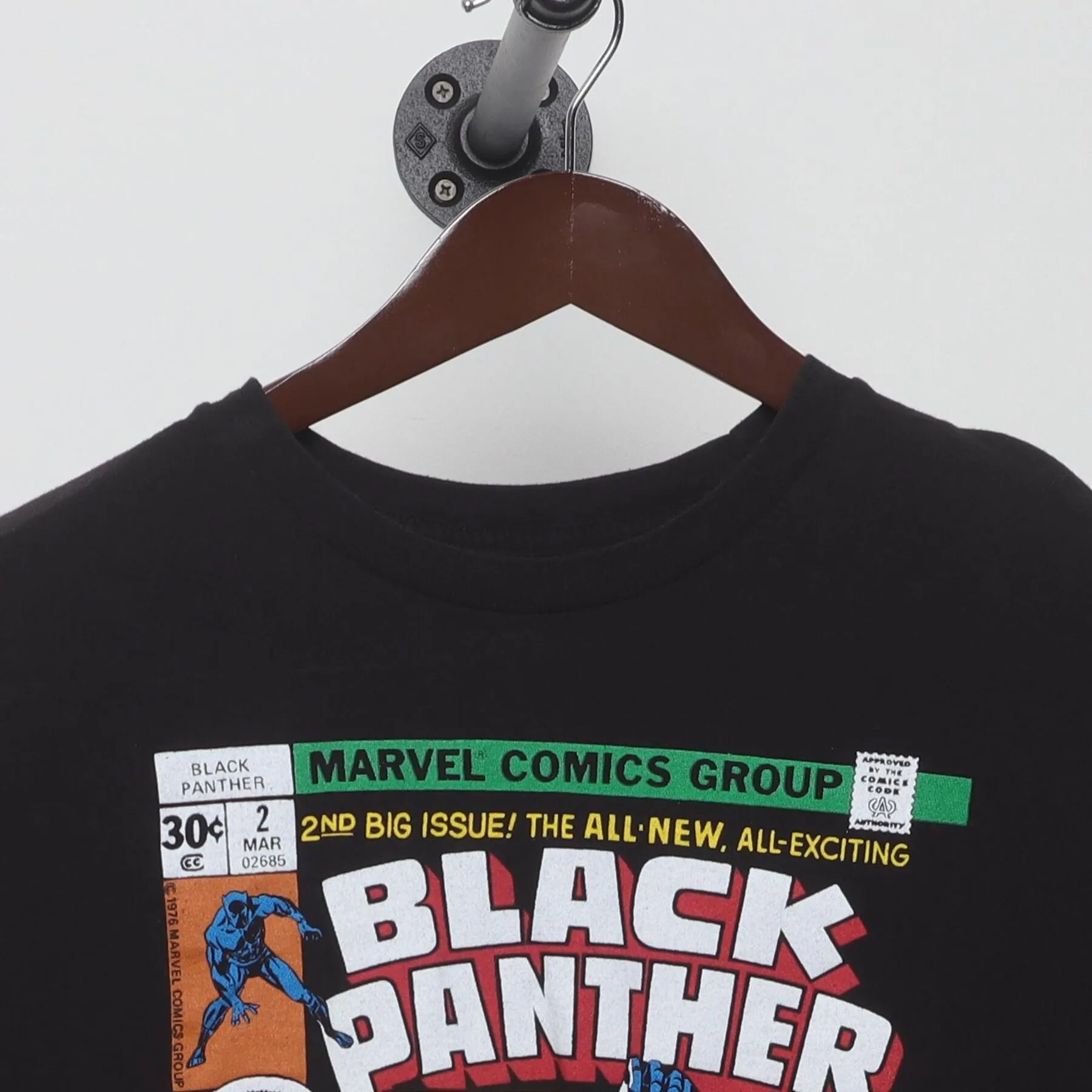 Close-up of the collar and tag on the Vintage Y2K Marvel "Black Panther Comic Cover" T-Shirt - M