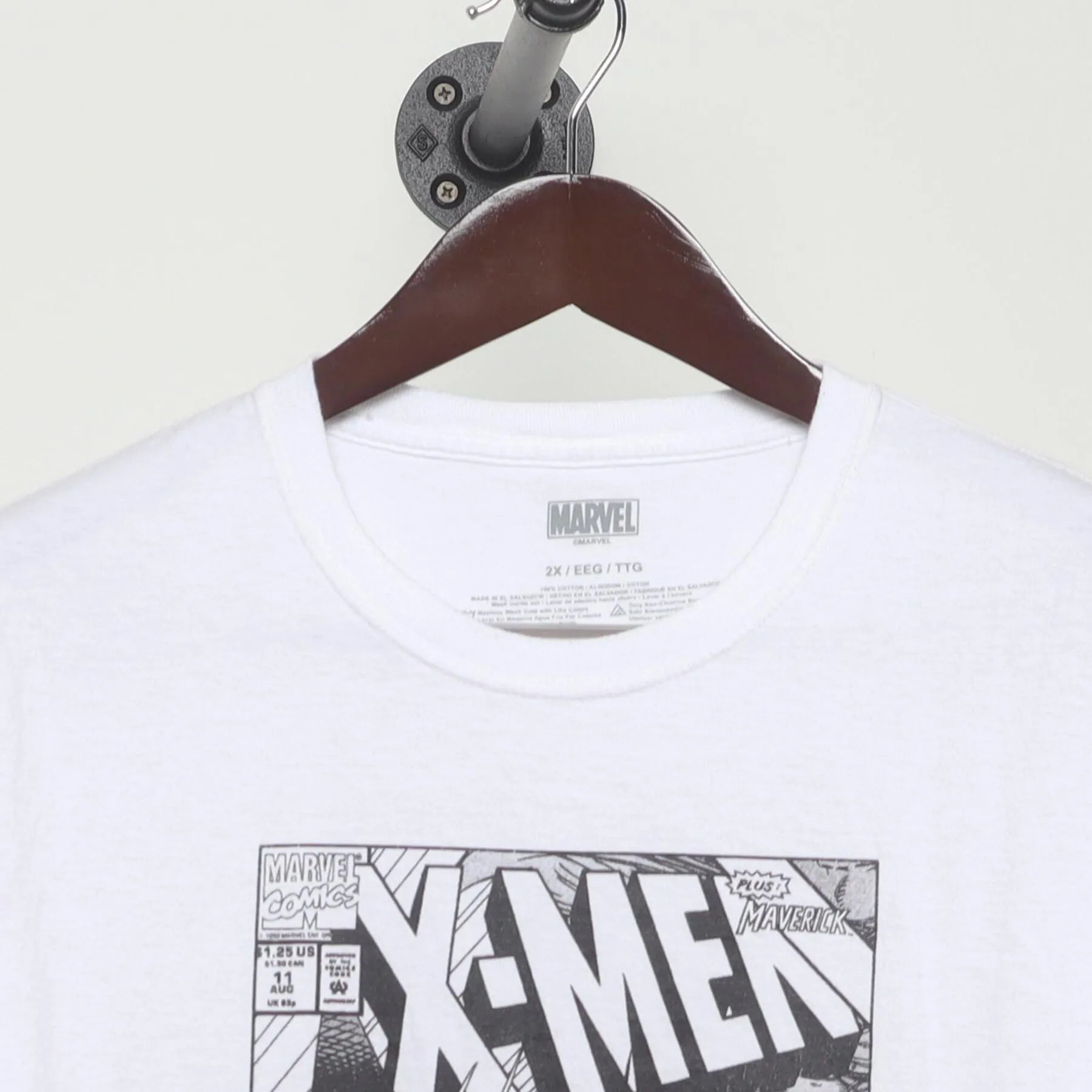 Close-up of the collar and tag on the Vintage 1980s Marvel Comics "X-Men #133 Comic Cover" T-Shirt - L