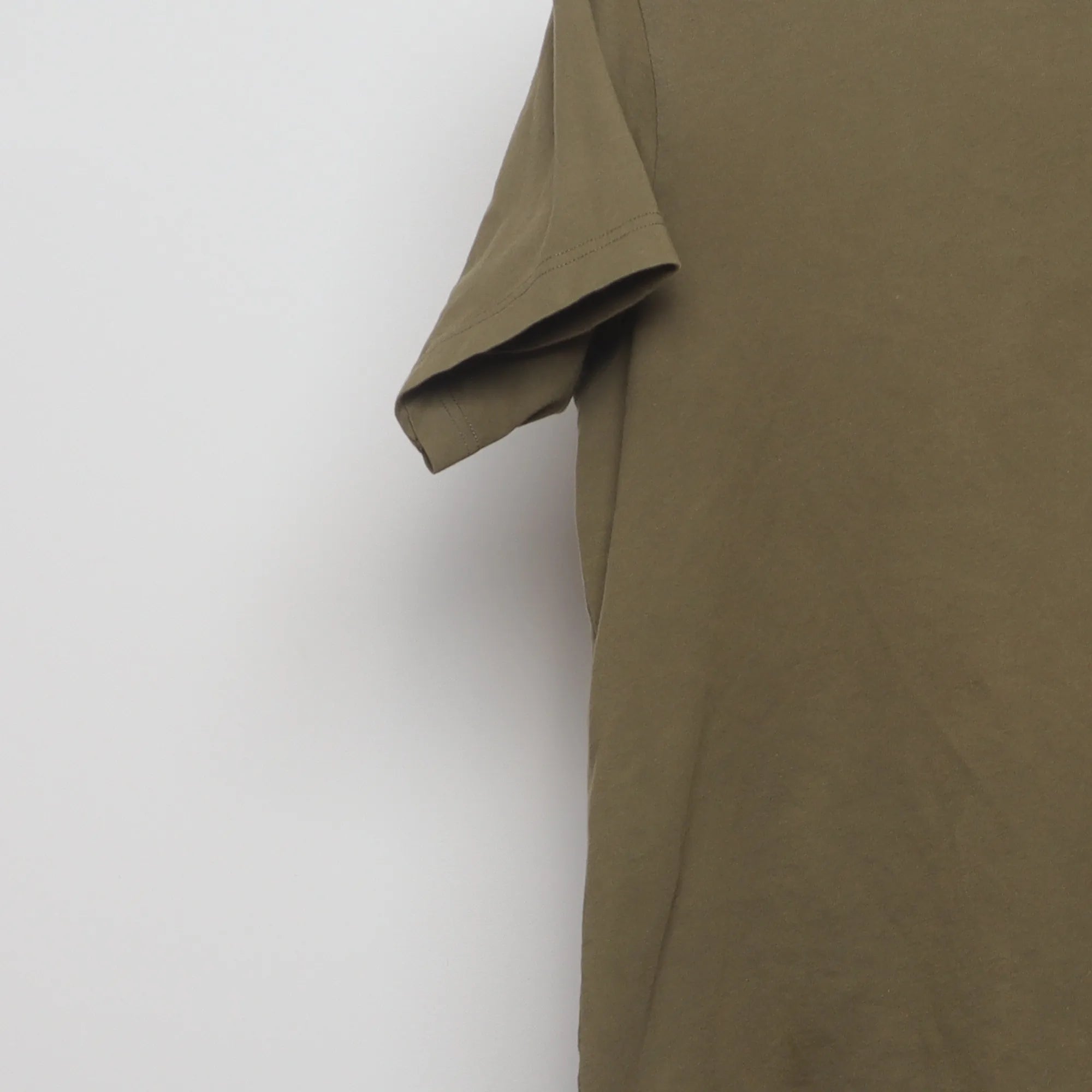 Close-up of the sleeve on the Vintage-Style Uniqlo UT Lion Coffee Graphic T-Shirt M