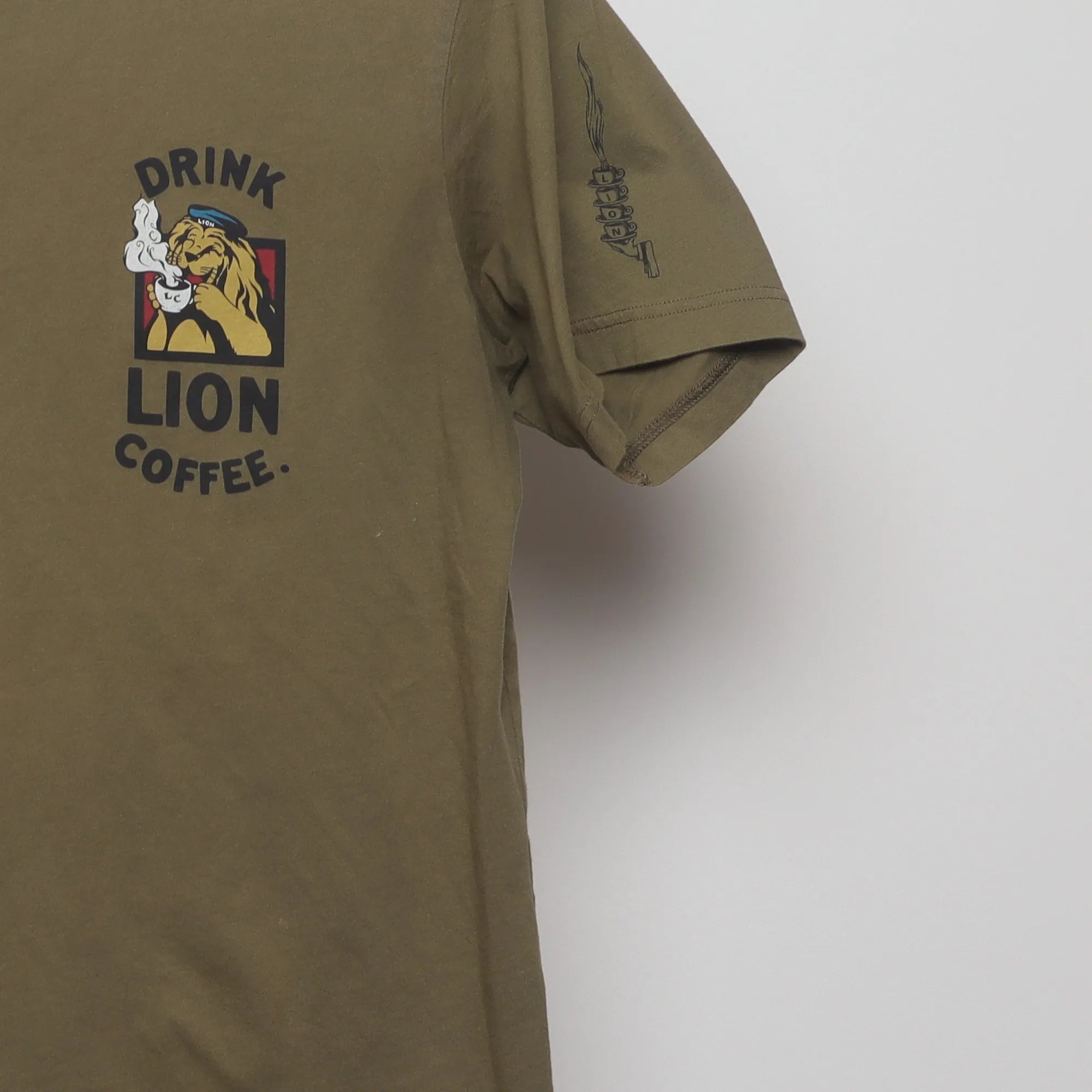 Close-up of the sleeve on the Vintage-Style Uniqlo UT Lion Coffee Graphic T-Shirt M