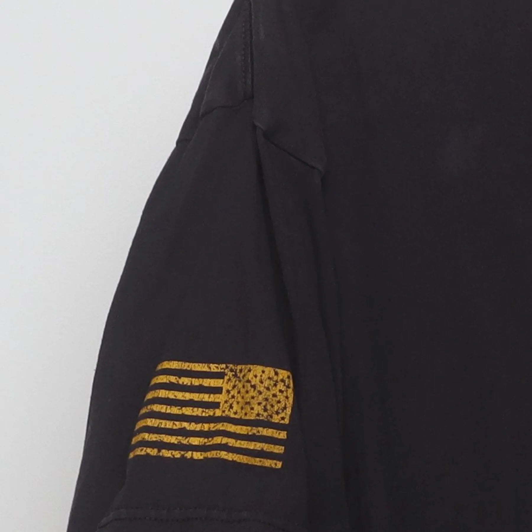 Close-up of the Left sleeve on the Vintage Y2K U.S. Army "Army Star Logo" T-Shirt - L