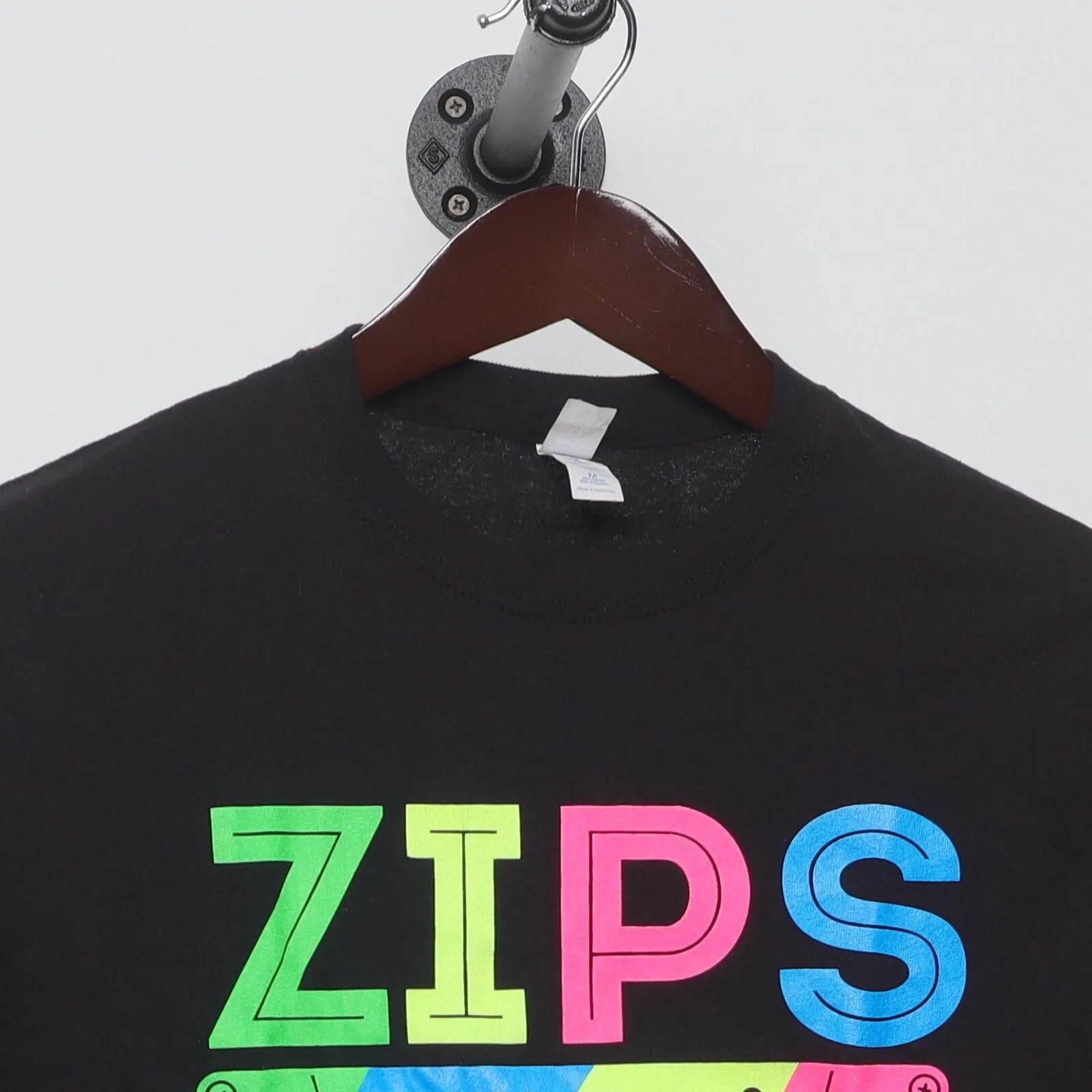 Close-up of the collar and tag on the Vintage Y2K Akron Zips "Zips Vibe Cassette" T-Shirt - S