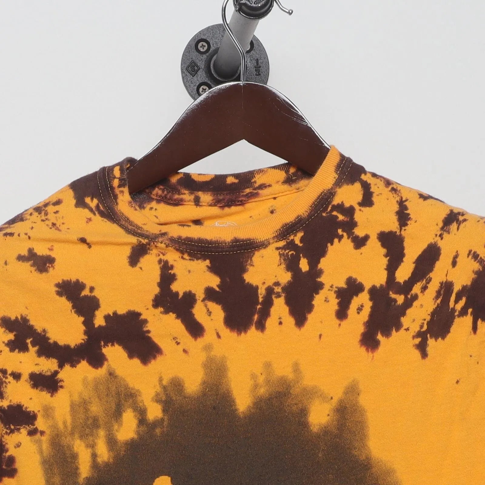 Close-up of the collar and tag on the Vintage Y2K Bubba Gump Shrimp Co. "Winking Smiley" T-Shirt - XS