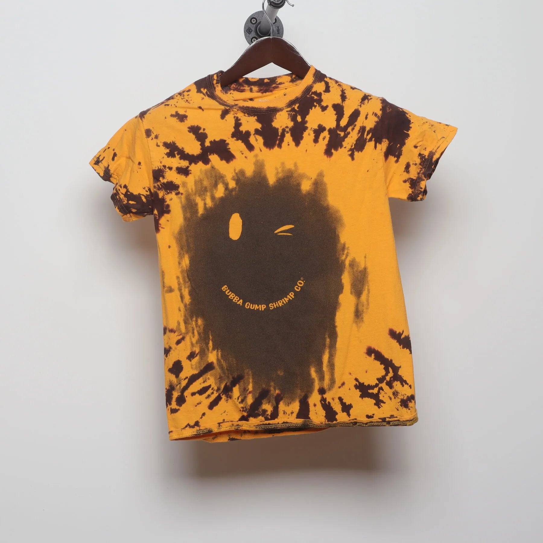 Front view of Vintage Y2K Bubba Gump Shrimp Co. "Winking Smiley" T-Shirt - XS