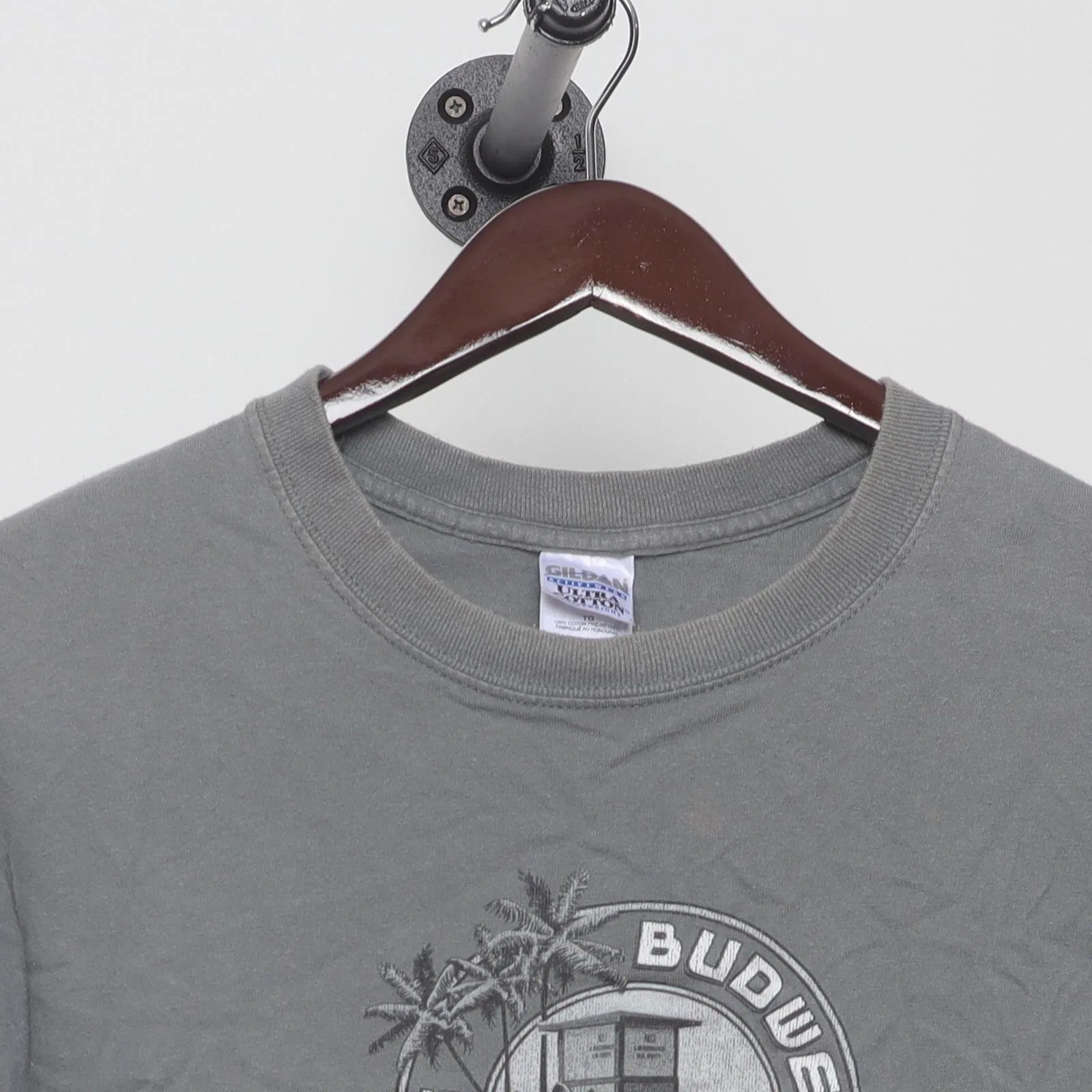 Close-up of the collar and tag on the Vintage Y2K Budweiser "Surf Shack" T-Shirt - L