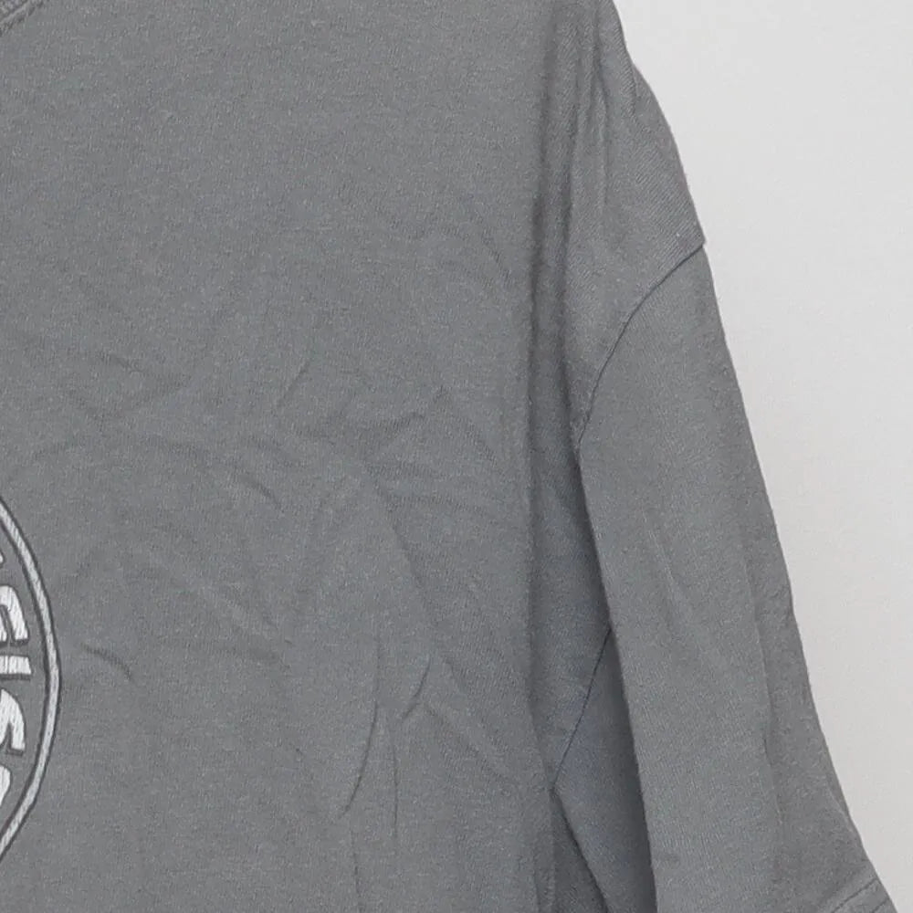 Close-up of the sleeve on the Vintage Y2K Budweiser "Surf Shack" T-Shirt - L