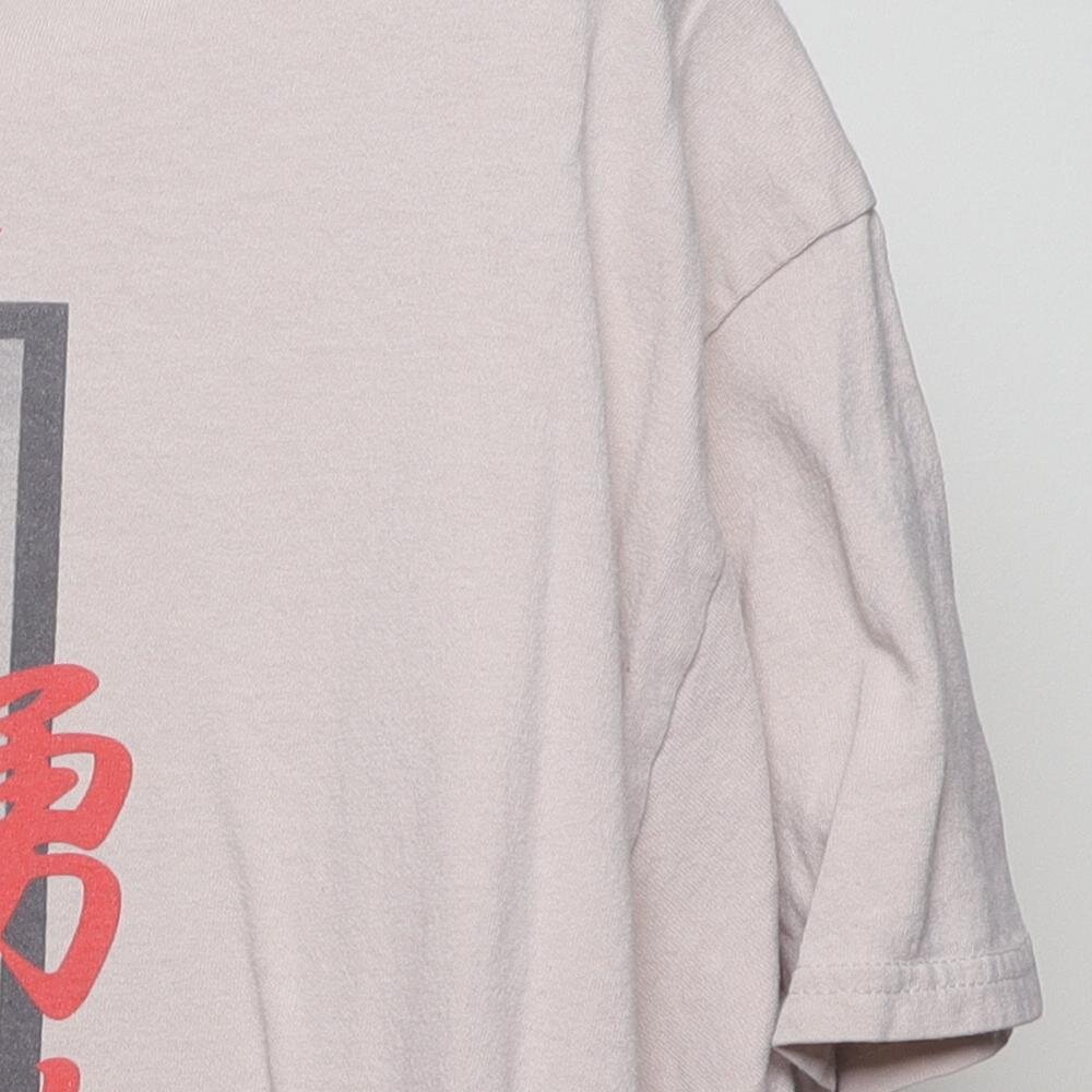 Close-up of the single stitch sleeve on the Vintage Y2K Fashion Nova "Live Fast Luxury Dreams" T-Shirt - L
