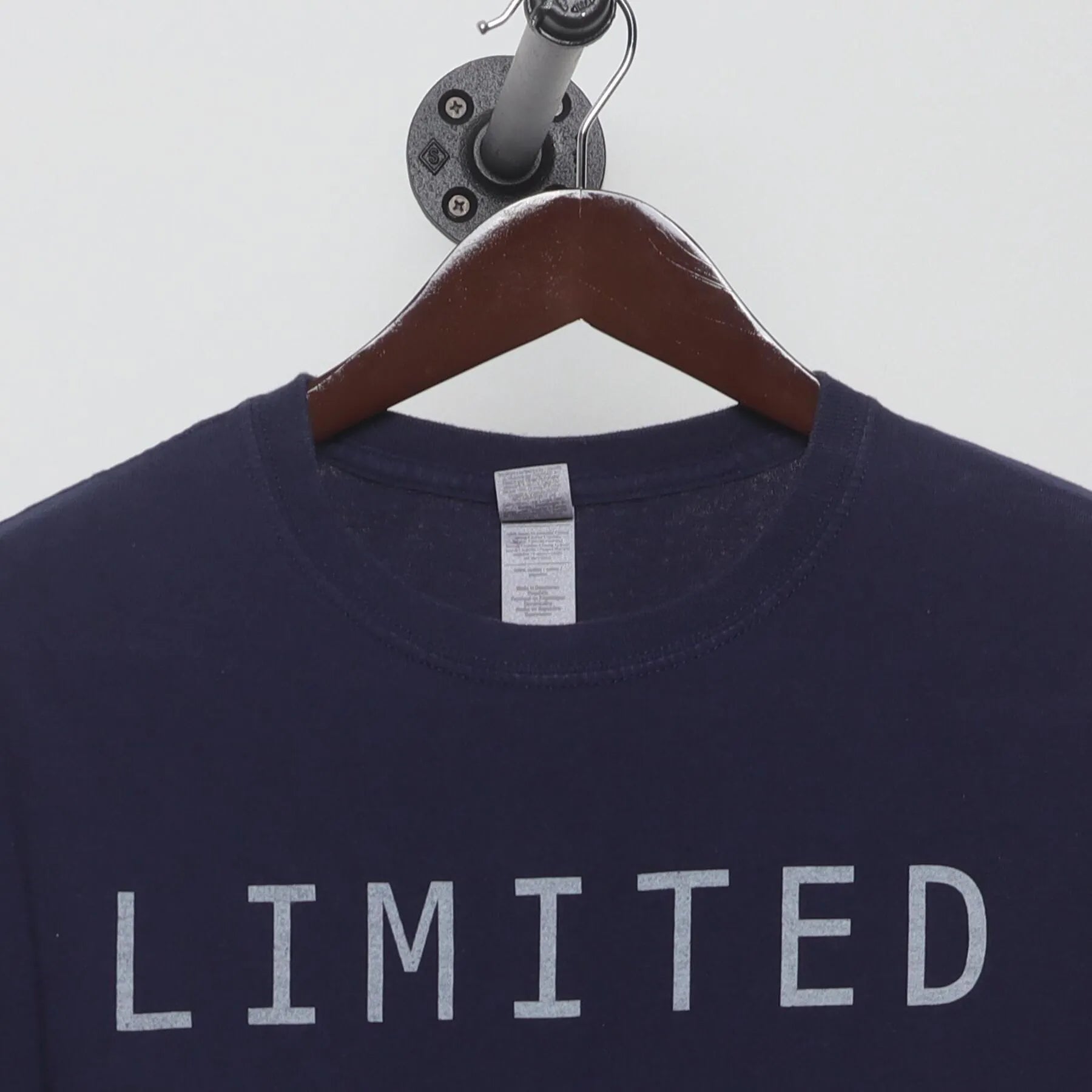 Close-up of the collar and tag on the Vintage Y2K Gildan "Limited Edition" T-Shirt - M