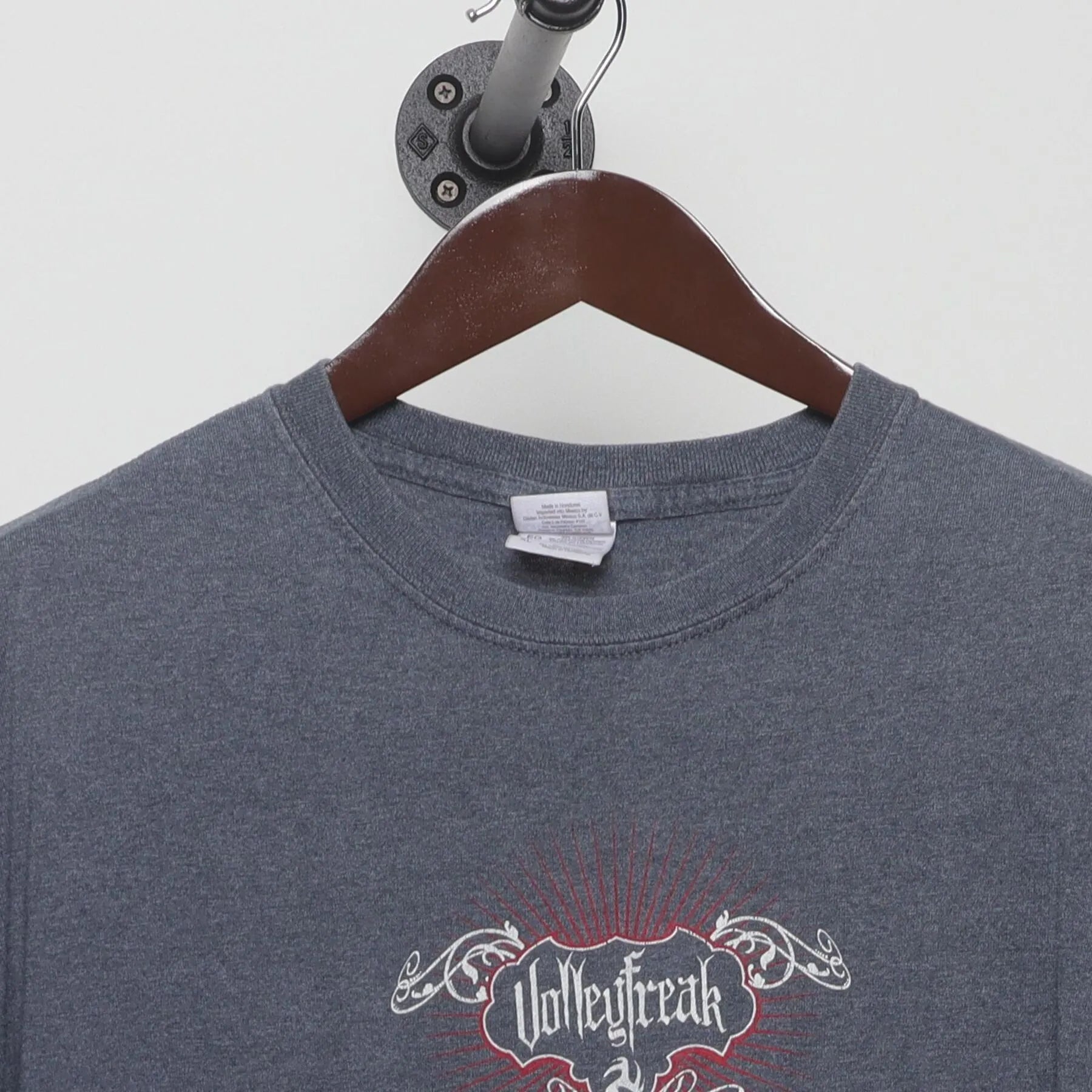 Close-up of the collar and tag on the Vintage Y2K Unleash Break "Tribal Logo" T-Shirt - L